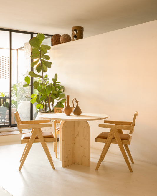 Mesa de comedor redonda de madera maciza en tono natural de 110cm - DECOWOOD