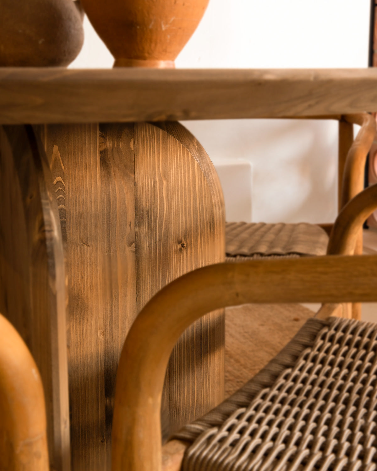 Mesa de comedor redonda de madera maciza en tono roble oscuro de 110cm - DECOWOOD