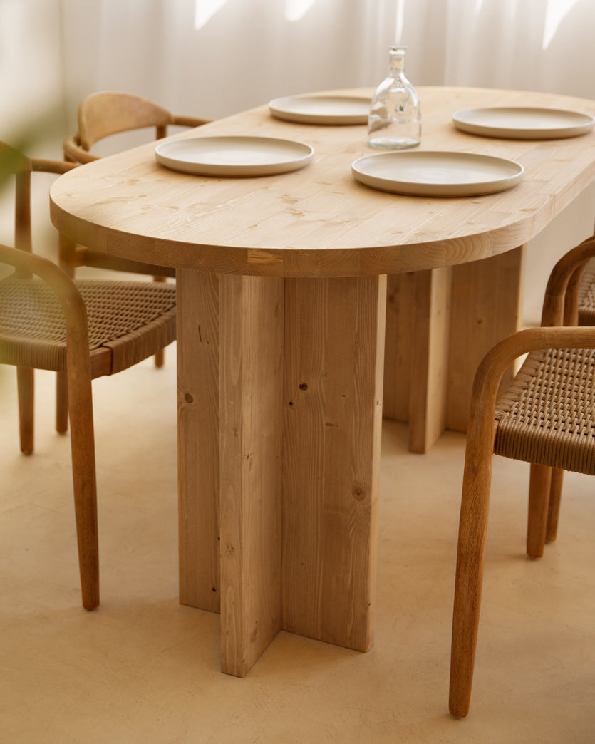 Mesa de comedor de madera maciza ovalada en tono roble medio de 180x80cm - DECOWOOD