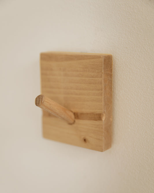 Colgador de pared de madera maciza en tono roble medio de 8x6cm - DECOWOOD