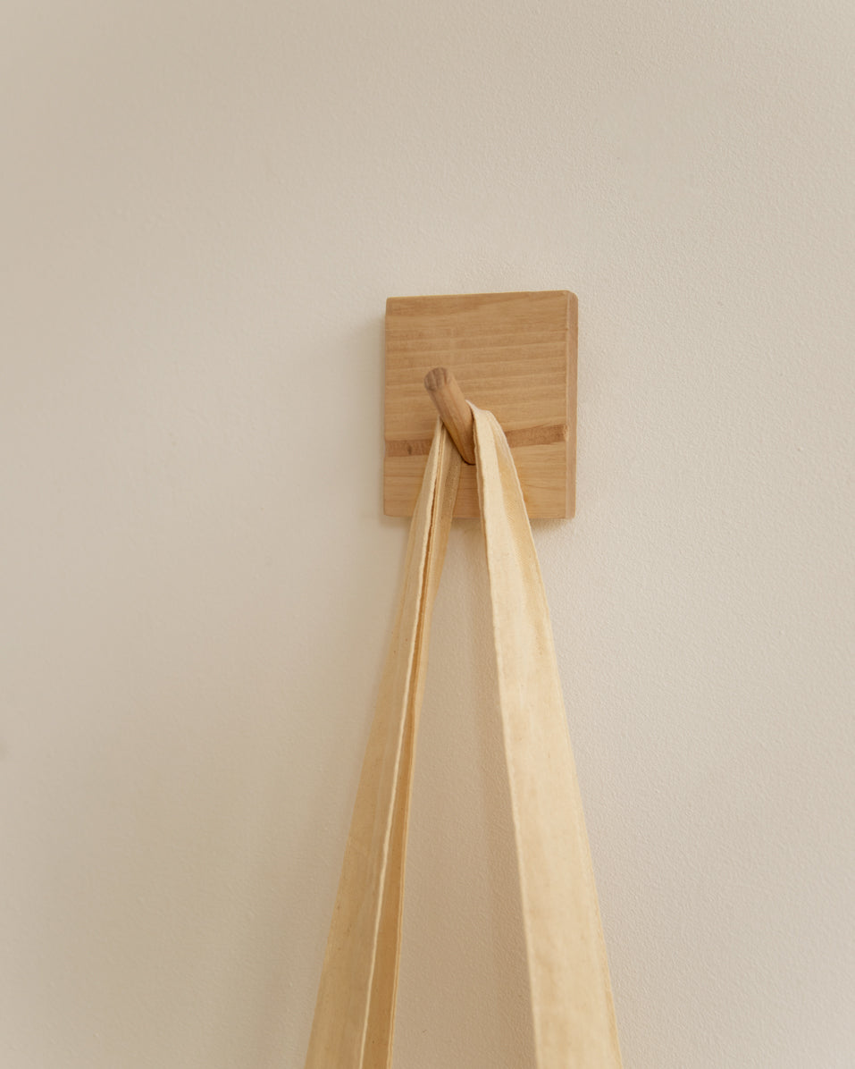 Colgador de pared de madera maciza en tono roble medio de 8x6cm - DECOWOOD