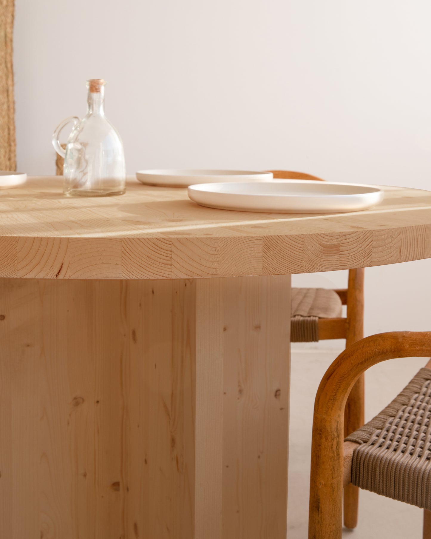 Mesa de comedor redonda de madera maciza en tono roble medio de Ø110 - DECOWOOD