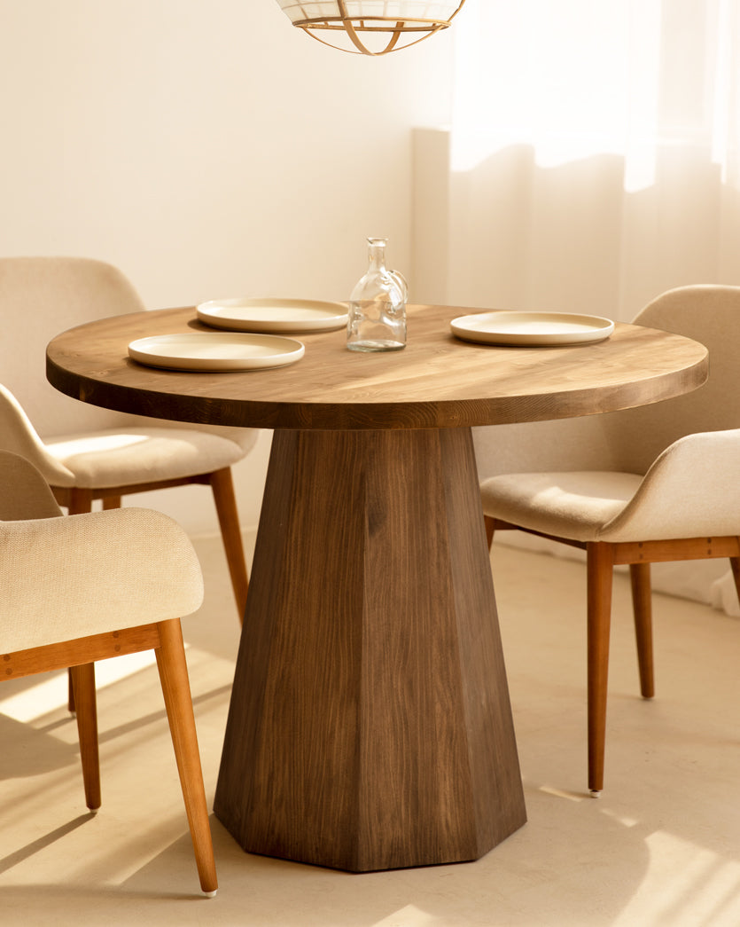 Mesa de comedor redonda de madera maciza en tono roble oscuro de Ø115 - DECOWOOD