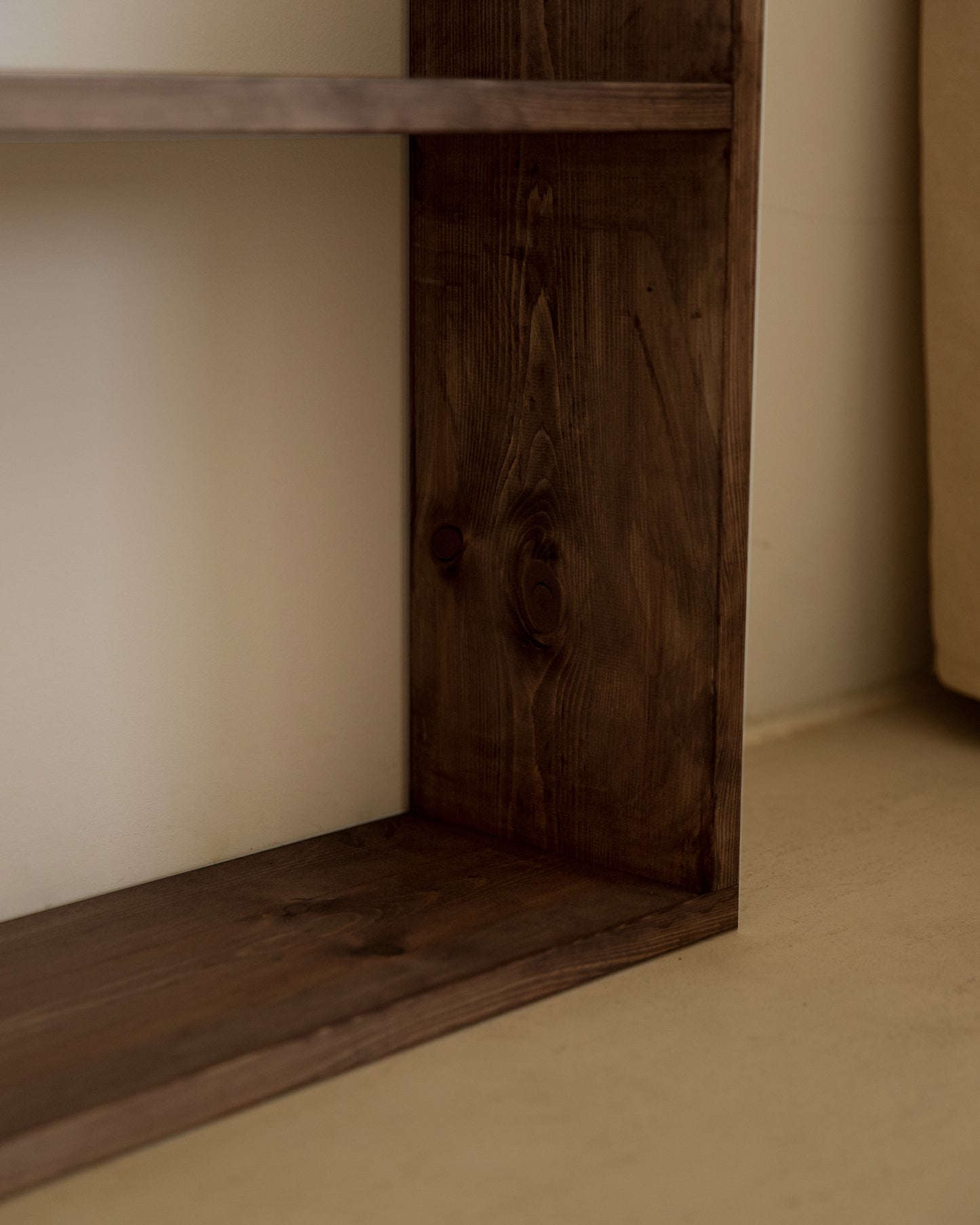 Estantería de madera maciza con 4 estantes nogal - DECOWOOD