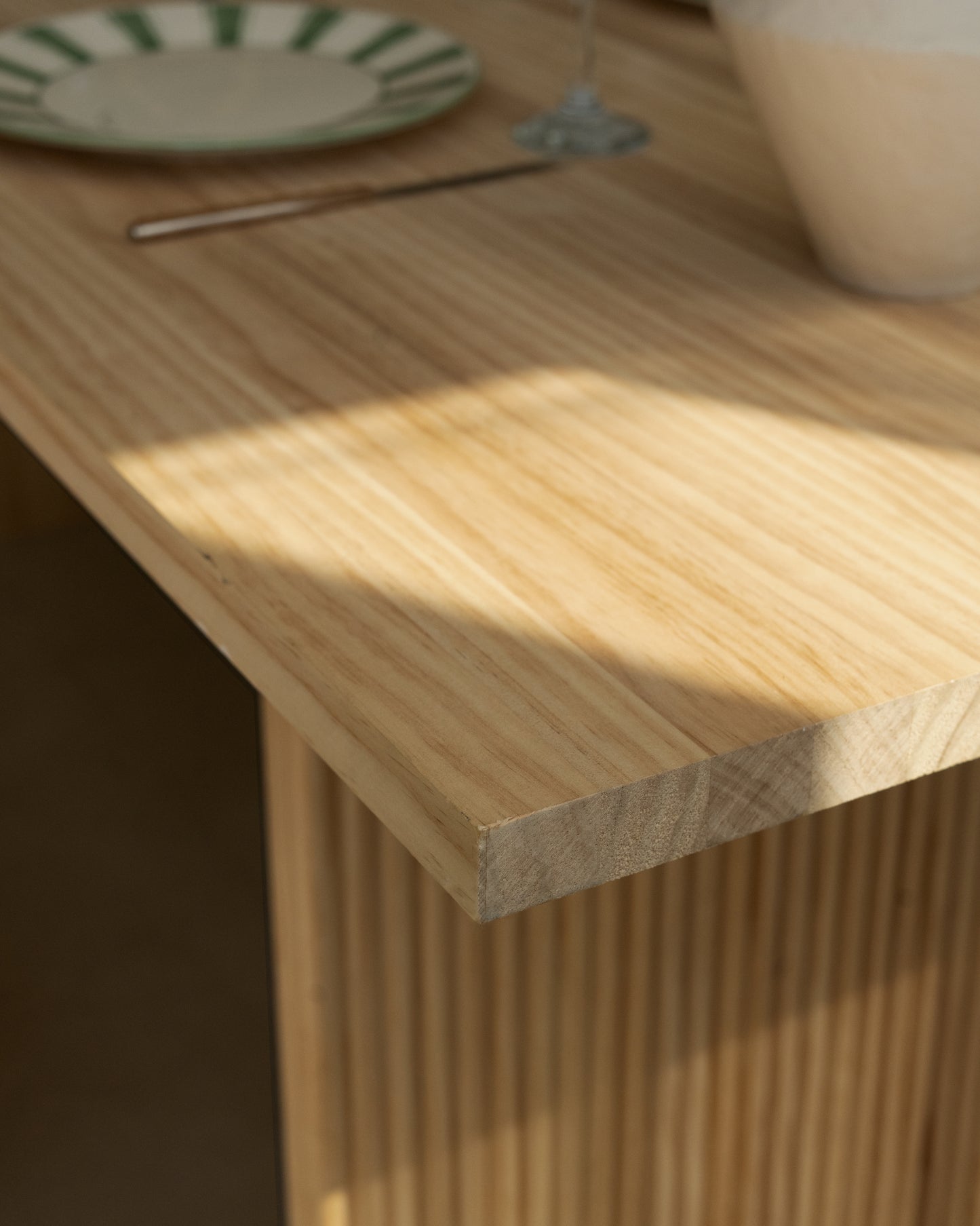 Mesa de comedor de madera maciza en tono natural de 180x75cm - DECOWOOD