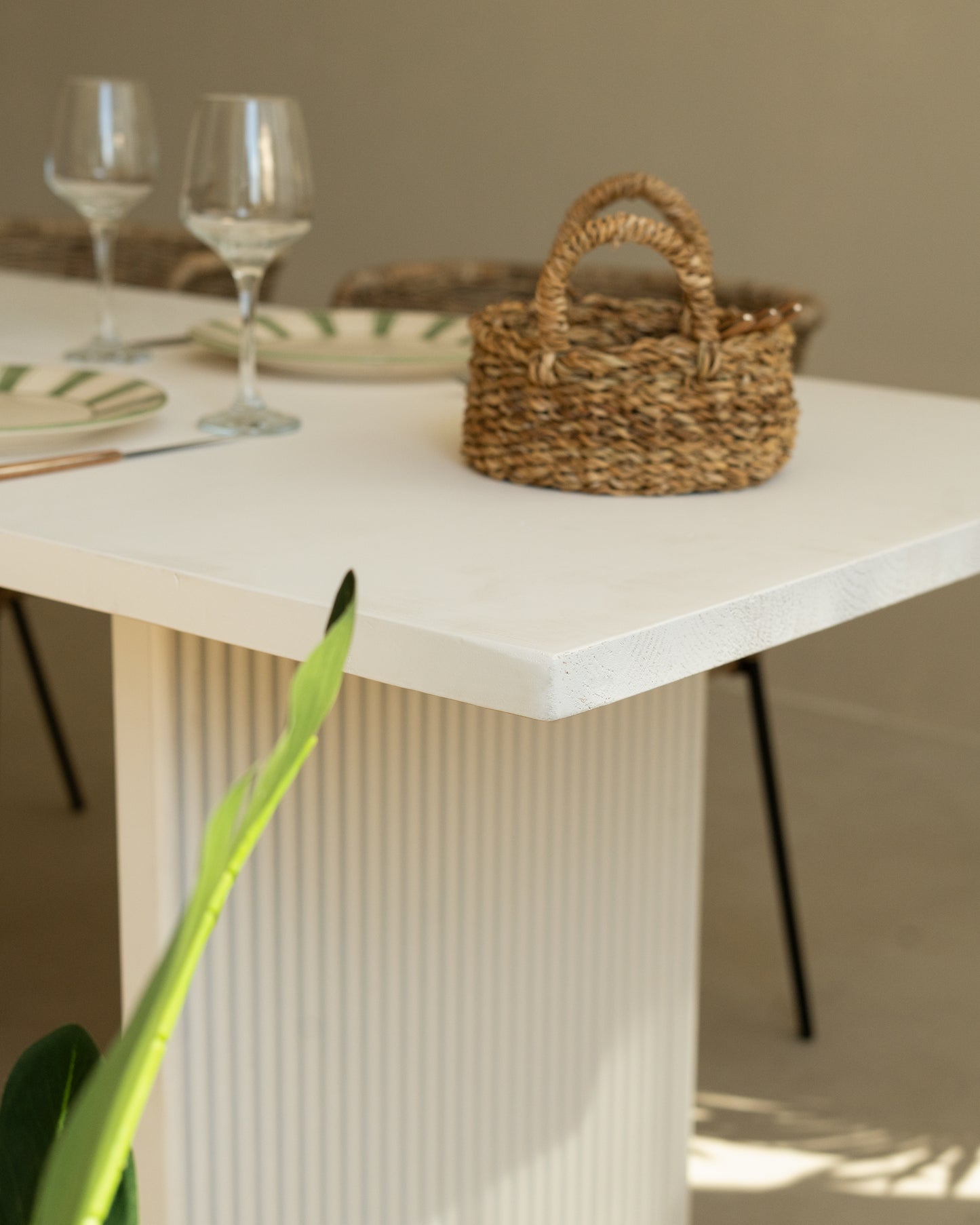 Mesa de comedor de madera maciza en tono blanco de 140x75cm - DECOWOOD