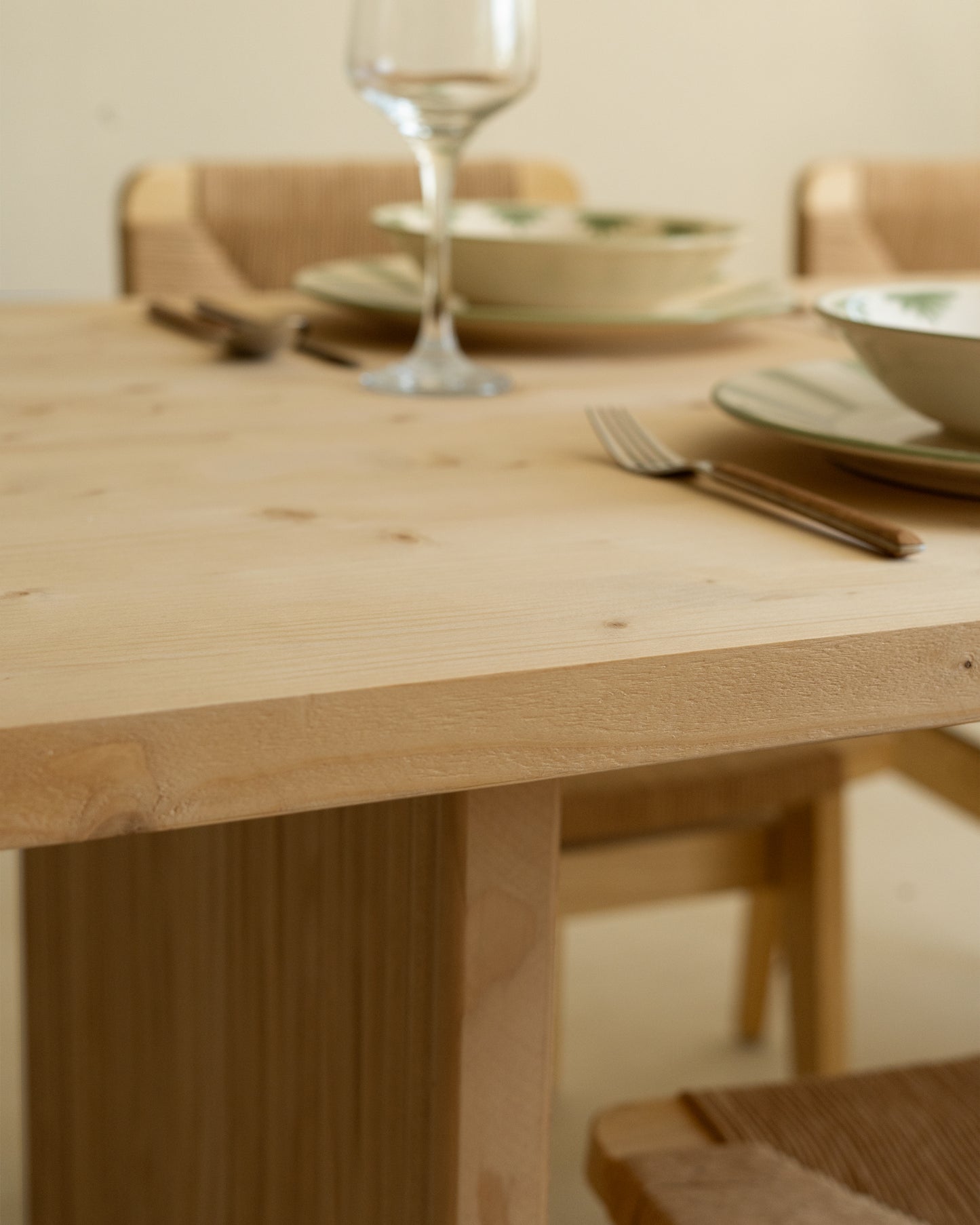 Mesa de comedor de madera maciza en tono roble medio de 140x75cm - DECOWOOD