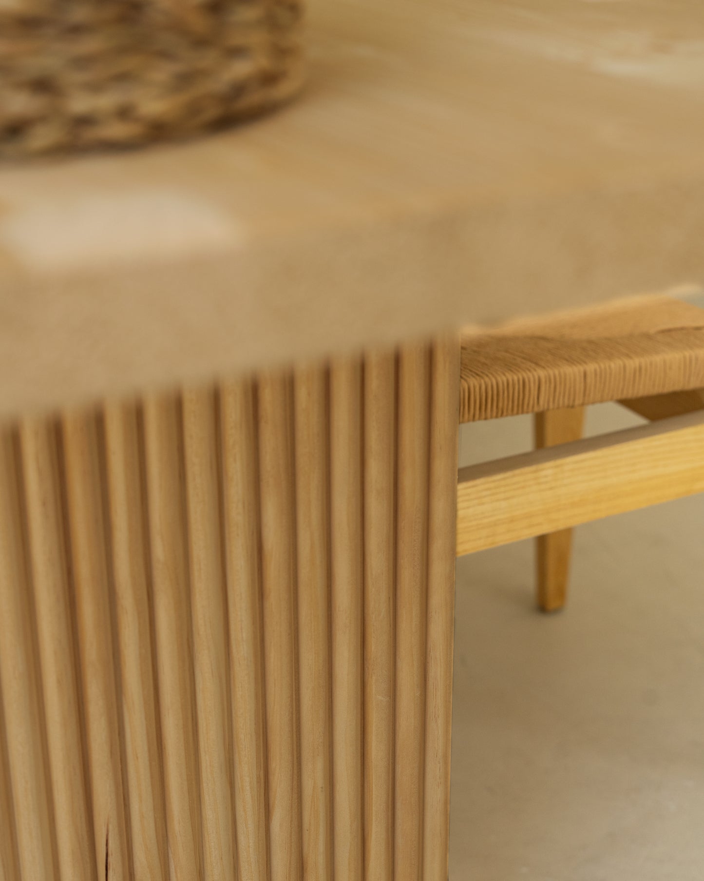 Mesa de comedor de madera maciza en tono roble medio de 180x75cm - DECOWOOD