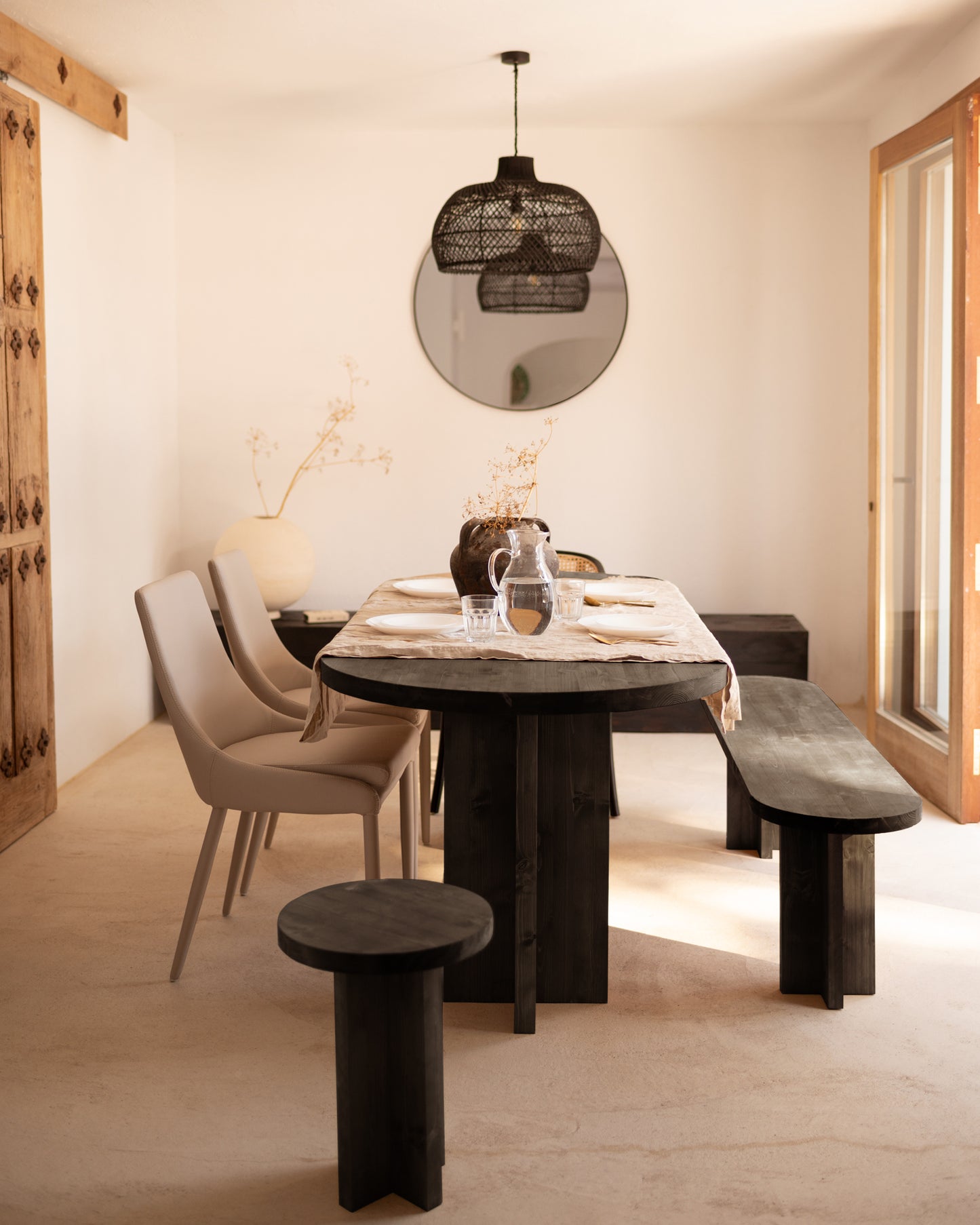 Mesa de comedor de madera maciza ovalada en tono negro de 180x80cm - DECOWOOD