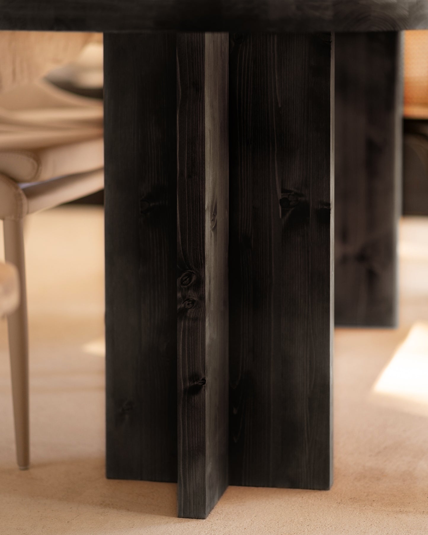 Mesa de comedor de madera maciza ovalada en tono negro de 180x80cm - DECOWOOD