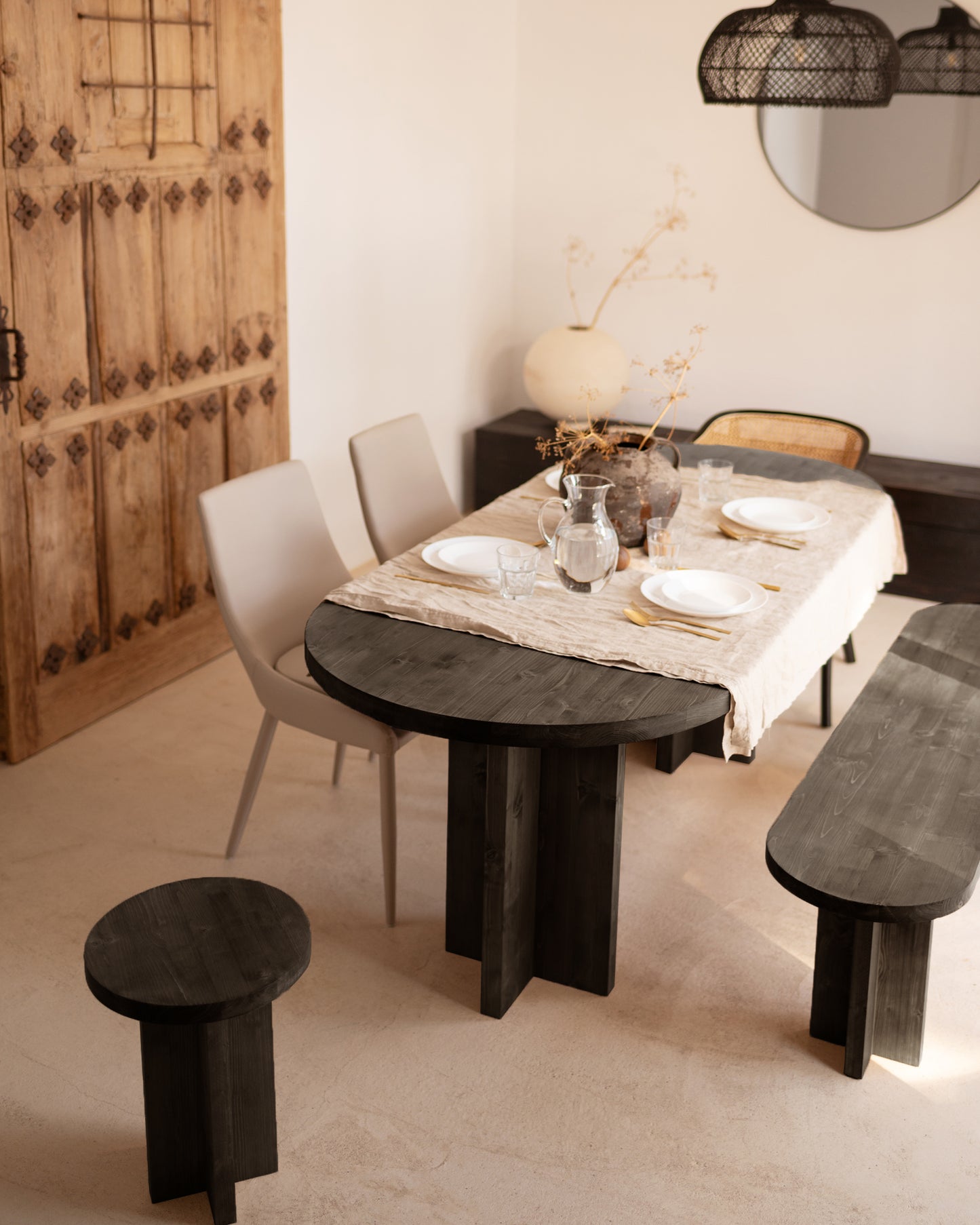 Mesa de comedor de madera maciza ovalada en tono negro de 180x80cm - DECOWOOD