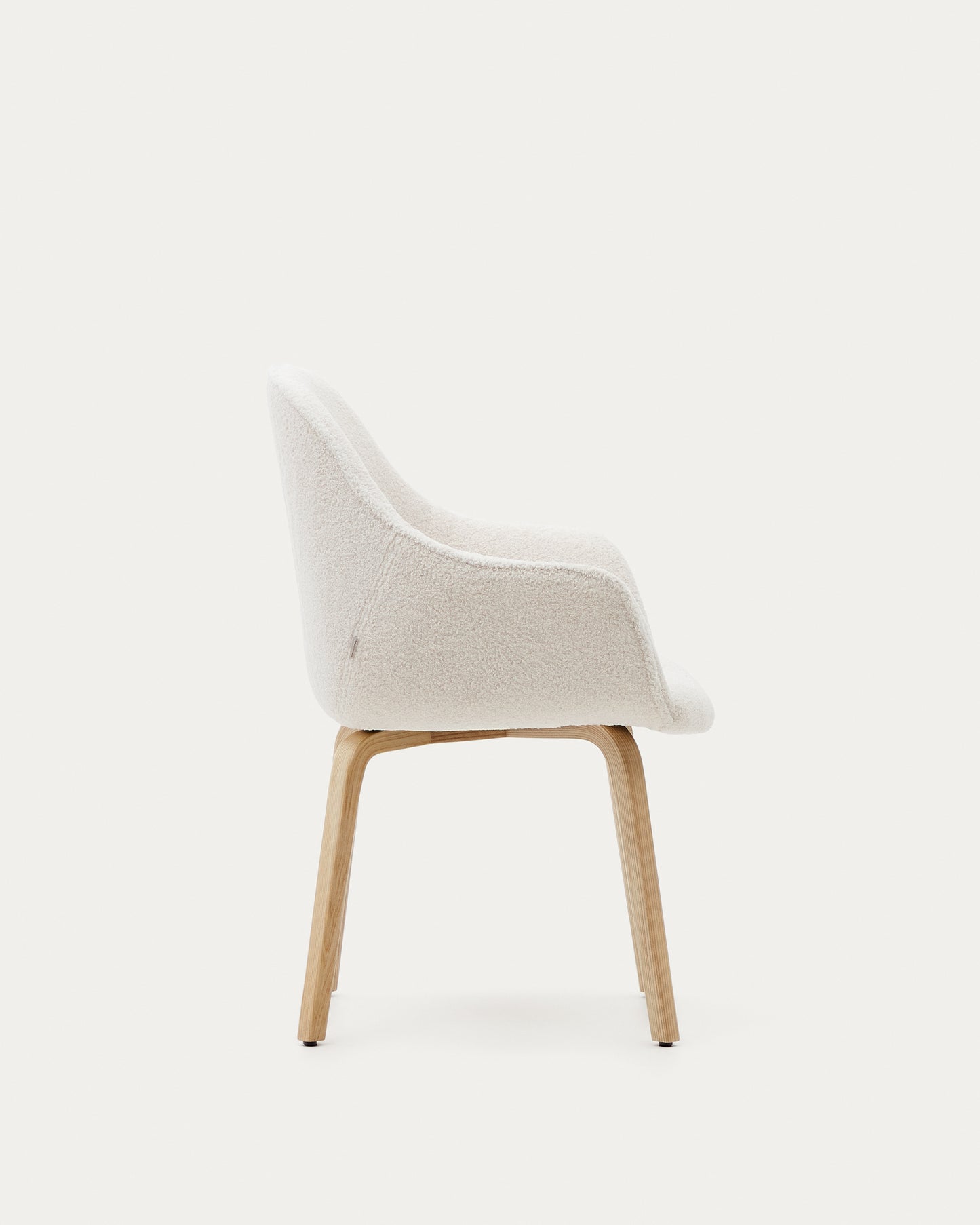 Silla Aleli de borreguito blanco y patas de madera maciza de fresno con acabado natural