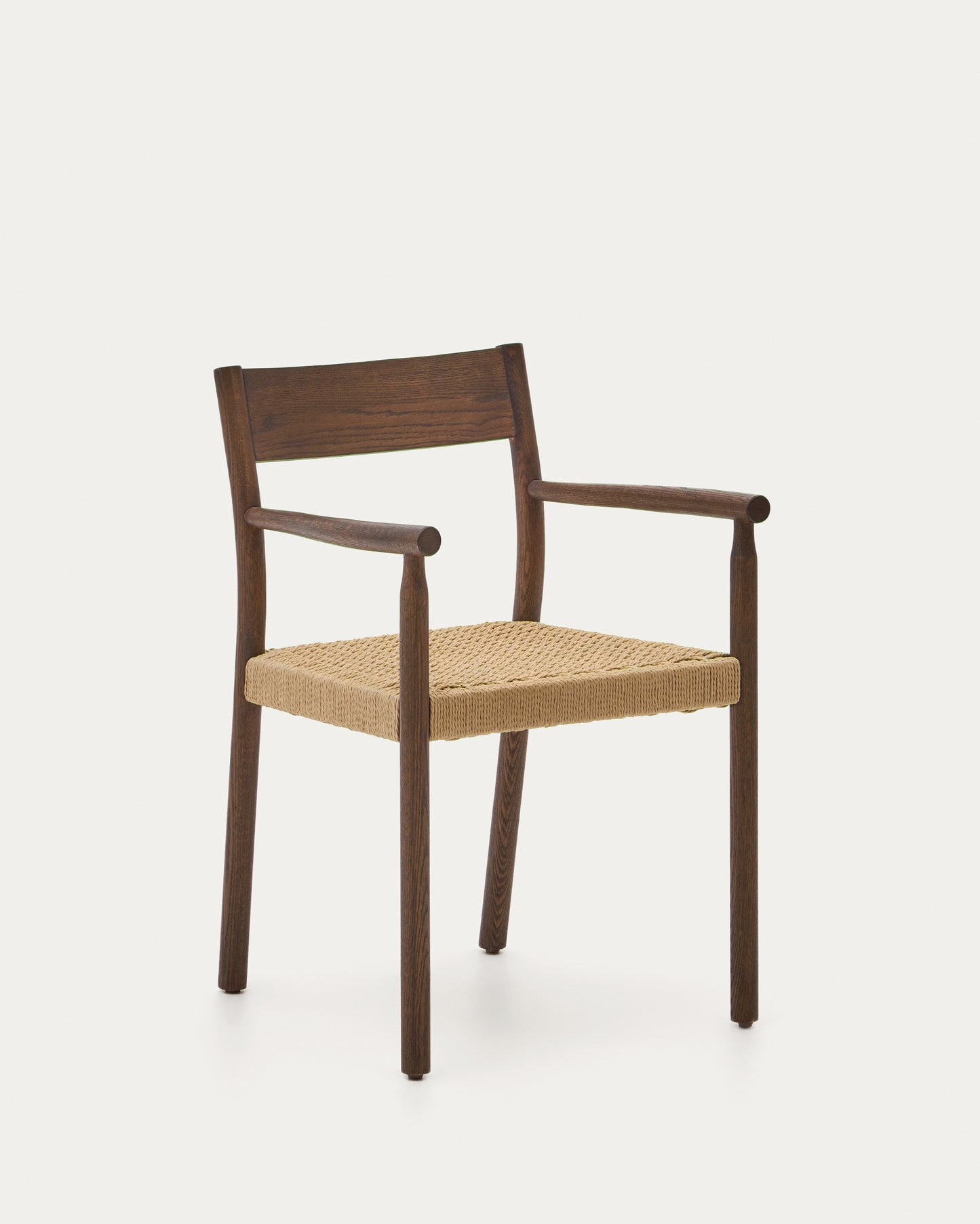 Silla Yalia de madera maciza de roble con acabado nogal y asiento de cuerda FSC 100%