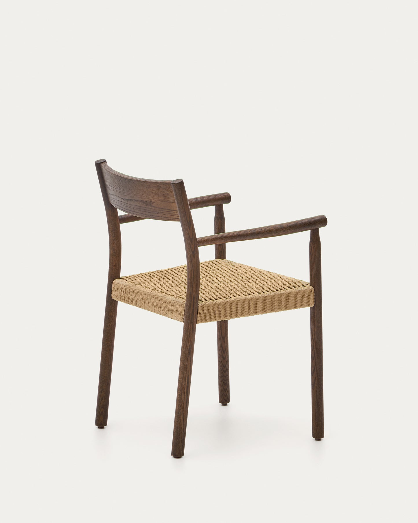 Silla Yalia de madera maciza de roble con acabado nogal y asiento de cuerda FSC 100%