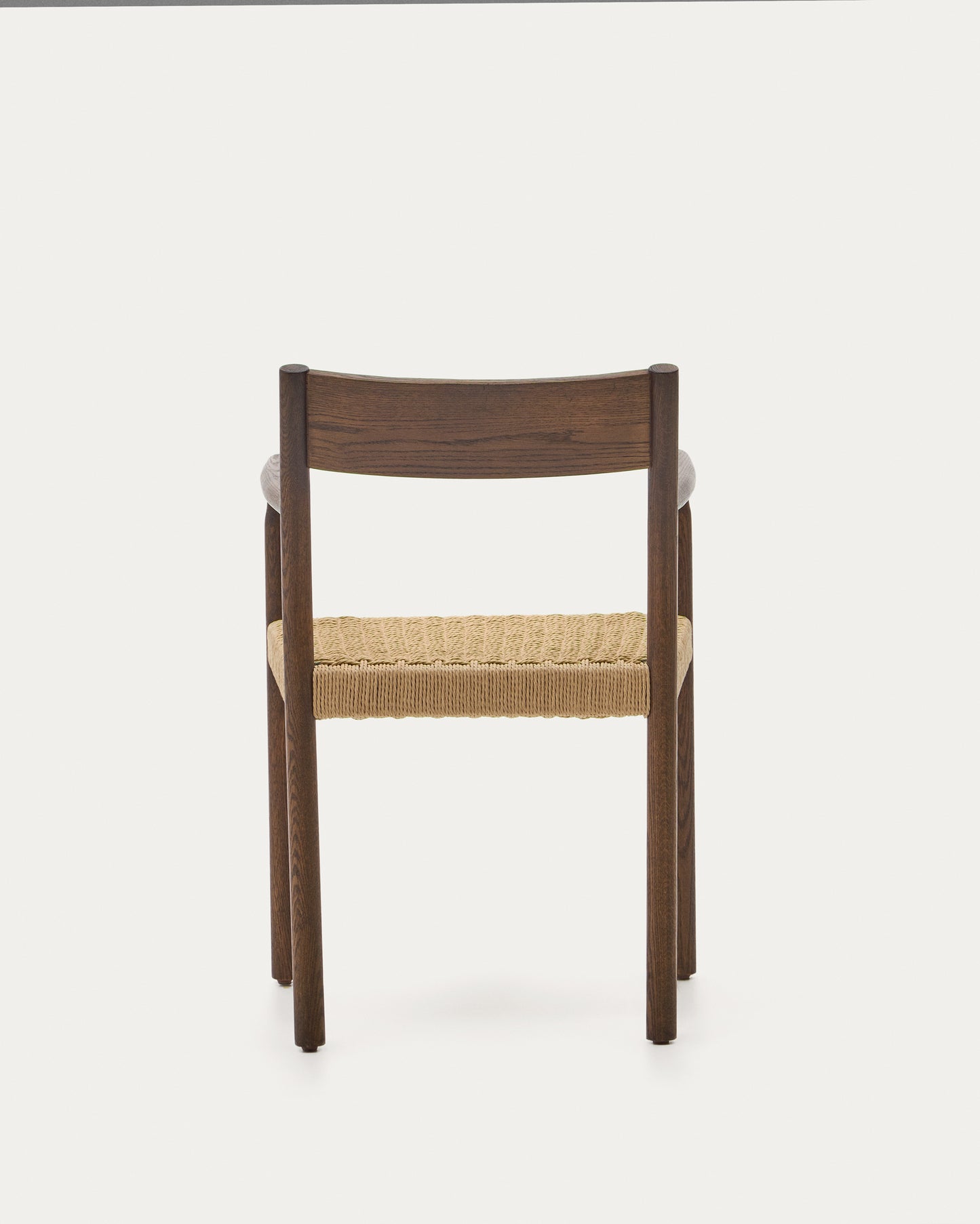Silla Yalia de madera maciza de roble con acabado nogal y asiento de cuerda FSC 100%
