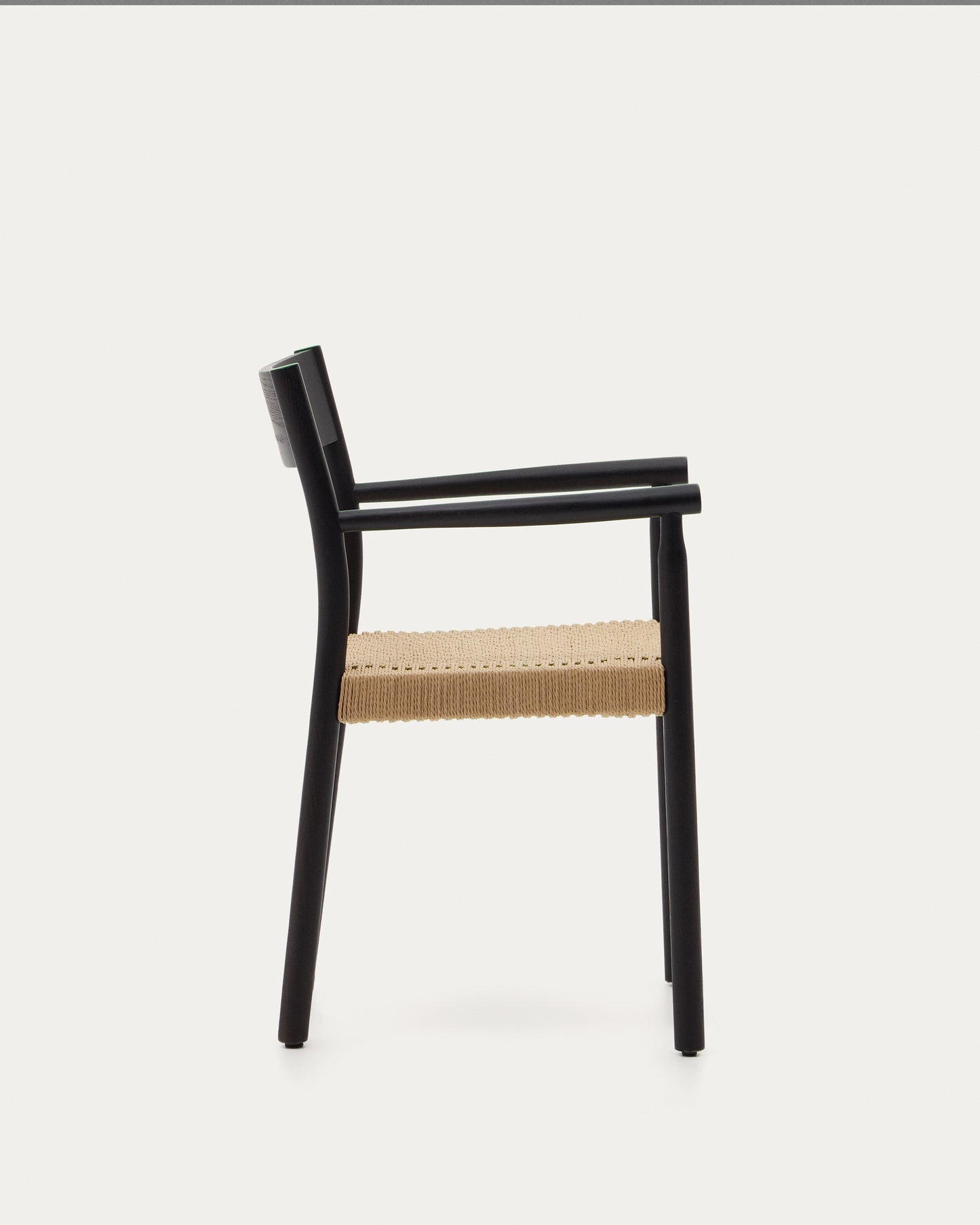 Silla Yalia de madera maciza de roble con acabado negro y asiento de cuerda FSC 100%