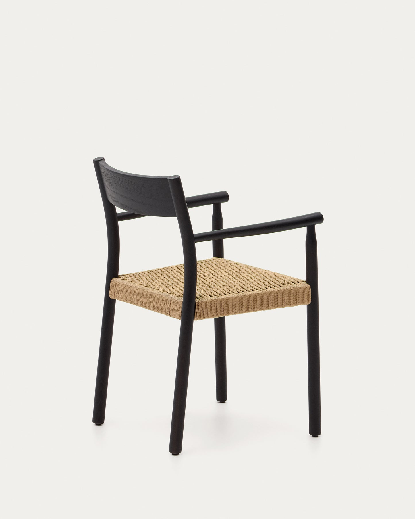 Silla Yalia de madera maciza de roble con acabado negro y asiento de cuerda FSC 100%