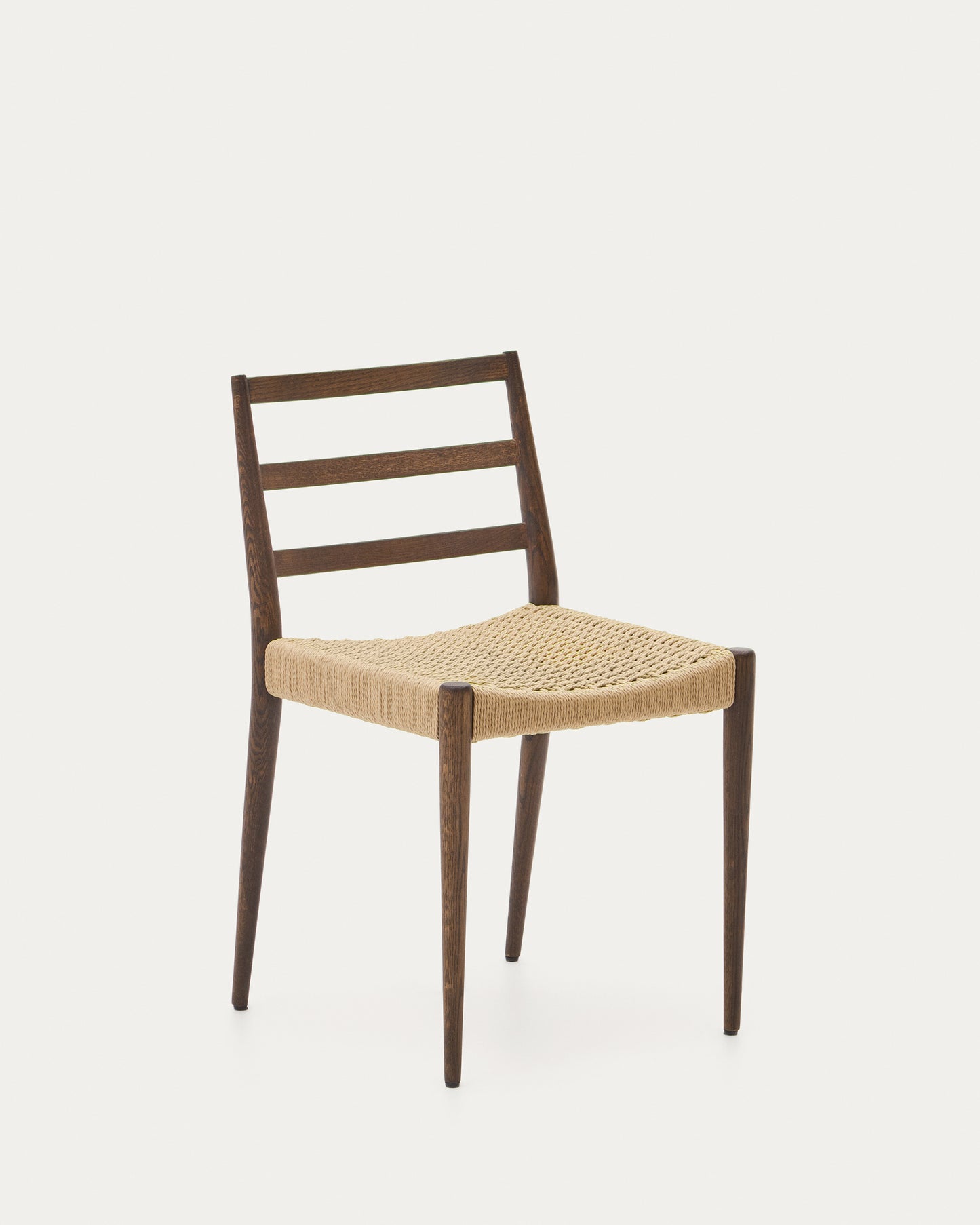 Silla Analy de madera maciza de roble con acabado nogal y asiento de cuerda FSC 100%