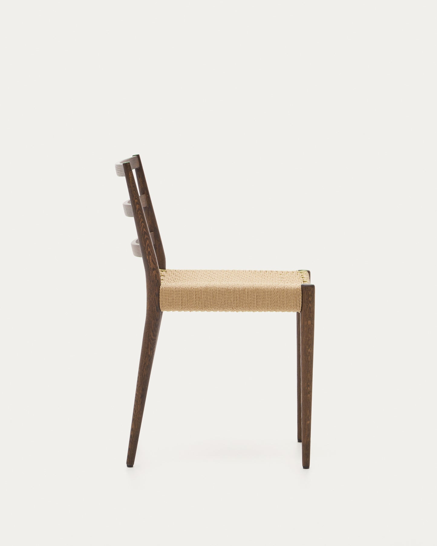 Silla Analy de madera maciza de roble con acabado nogal y asiento de cuerda FSC 100%