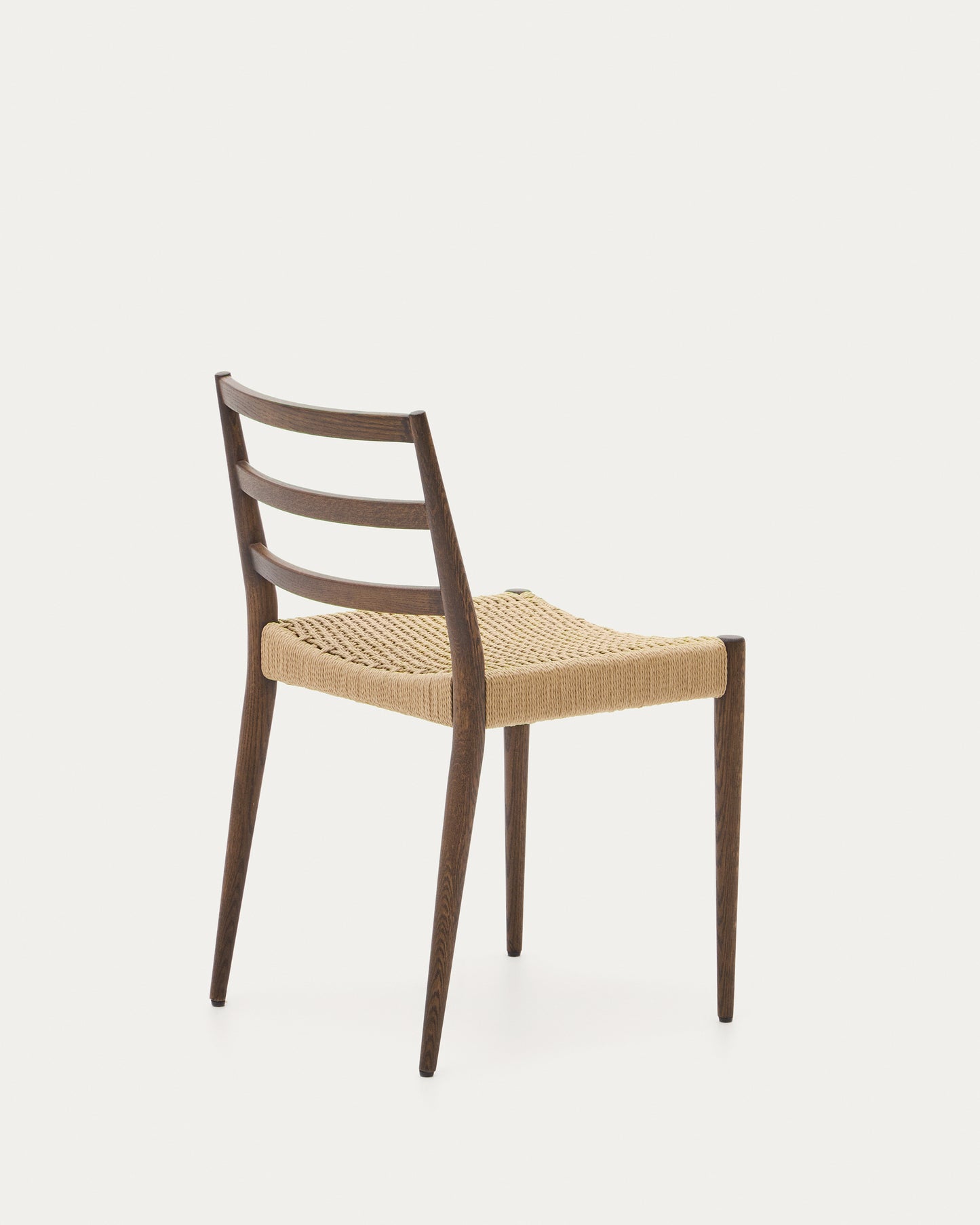 Silla Analy de madera maciza de roble con acabado nogal y asiento de cuerda FSC 100%