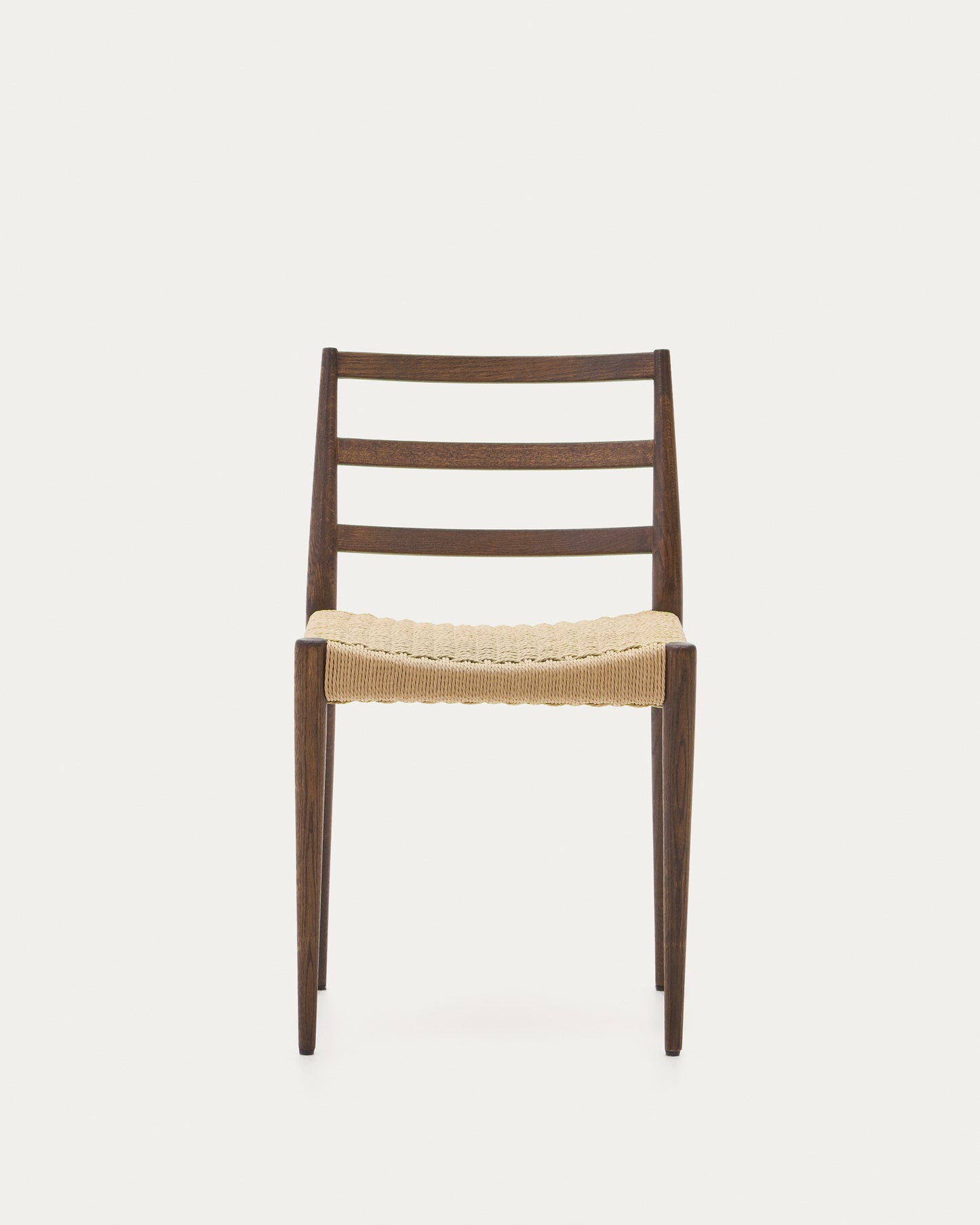 Silla Analy de madera maciza de roble con acabado nogal y asiento de cuerda FSC 100%