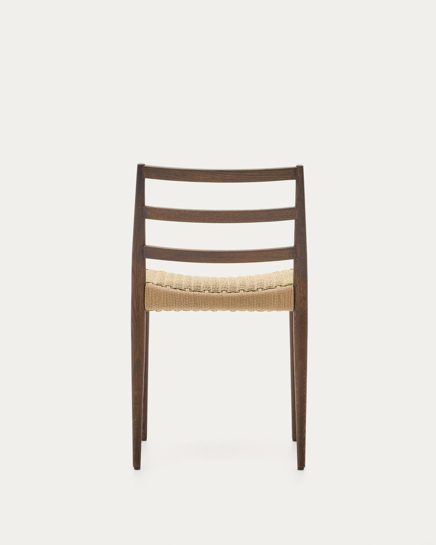 Silla Analy de madera maciza de roble con acabado nogal y asiento de cuerda FSC 100%