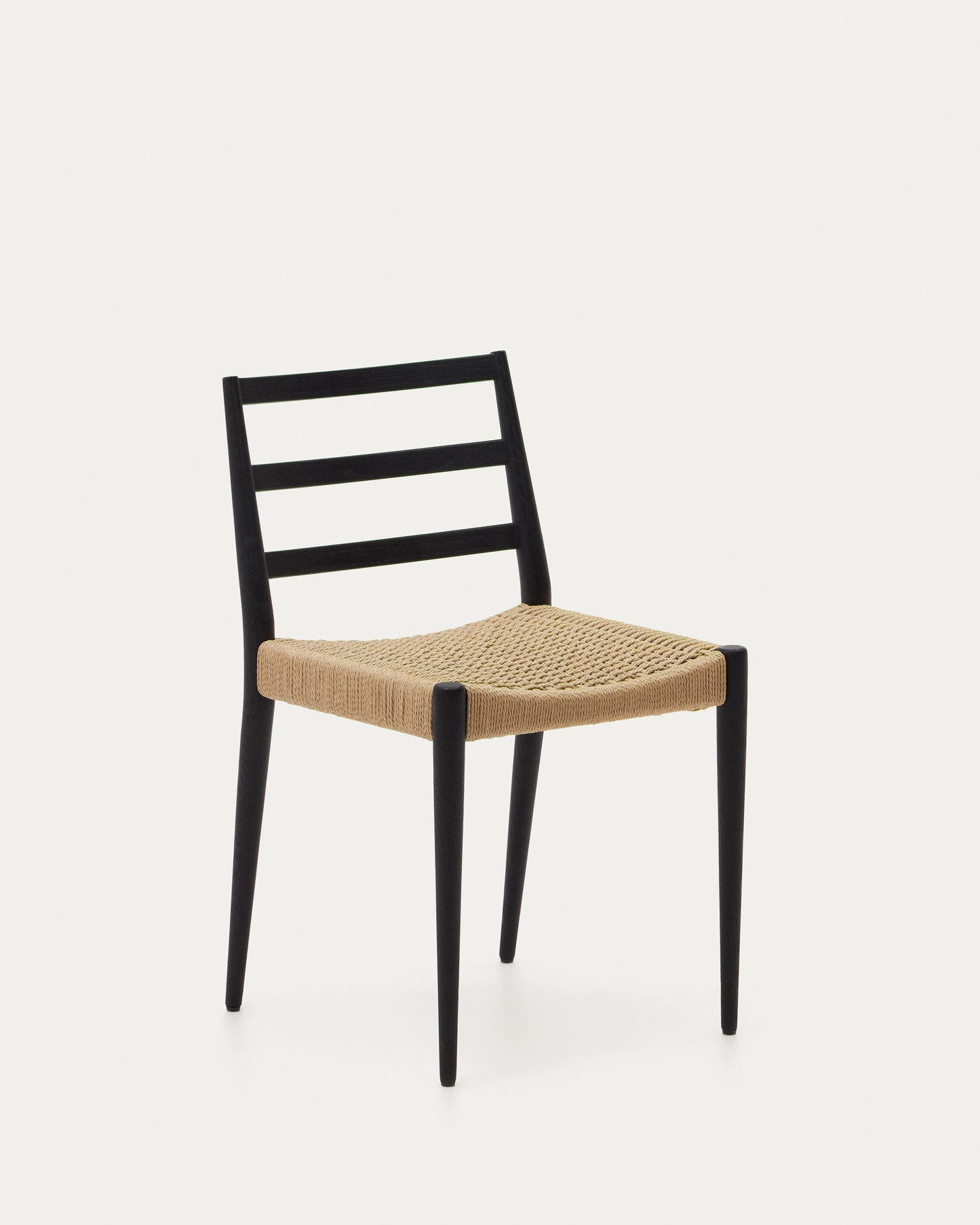 Silla Analy de madera maciza de roble con acabado negro y asiento de cuerda FSC 100%