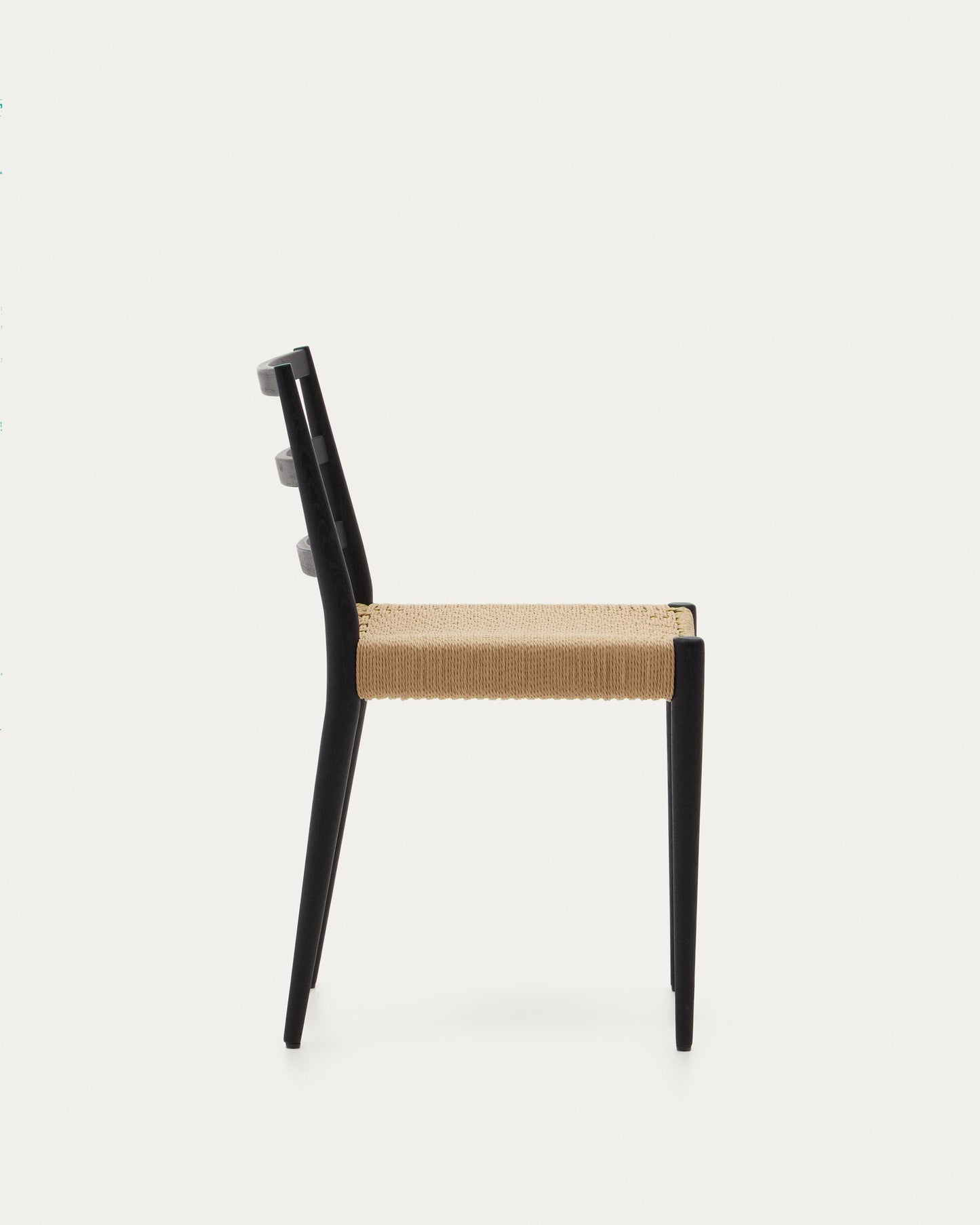 Silla Analy de madera maciza de roble con acabado negro y asiento de cuerda FSC 100%