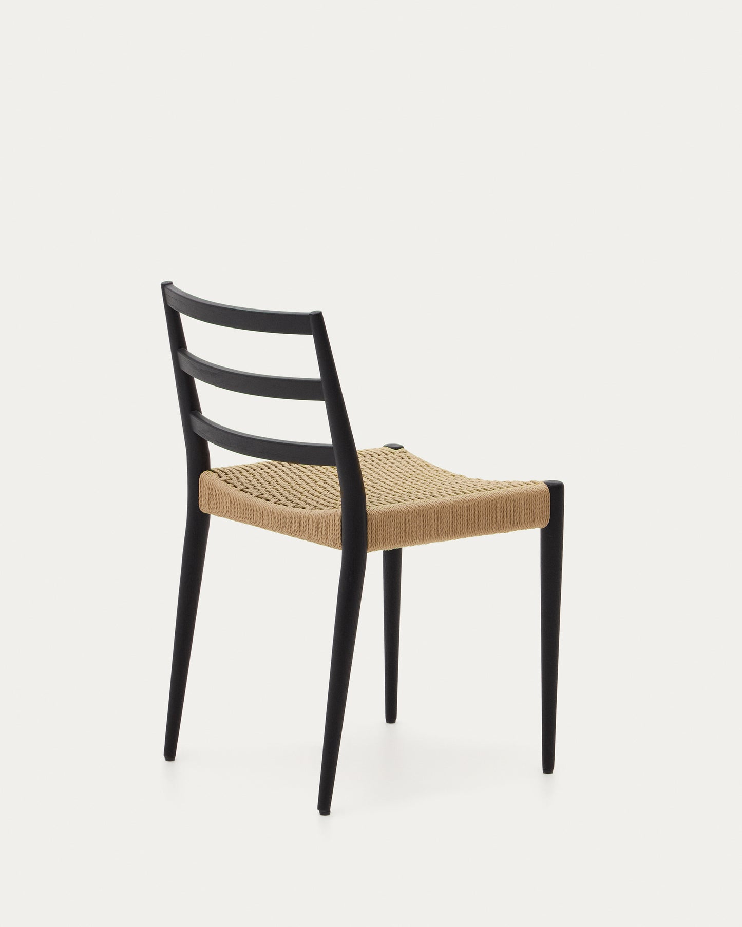 Silla Analy de madera maciza de roble con acabado negro y asiento de cuerda FSC 100%