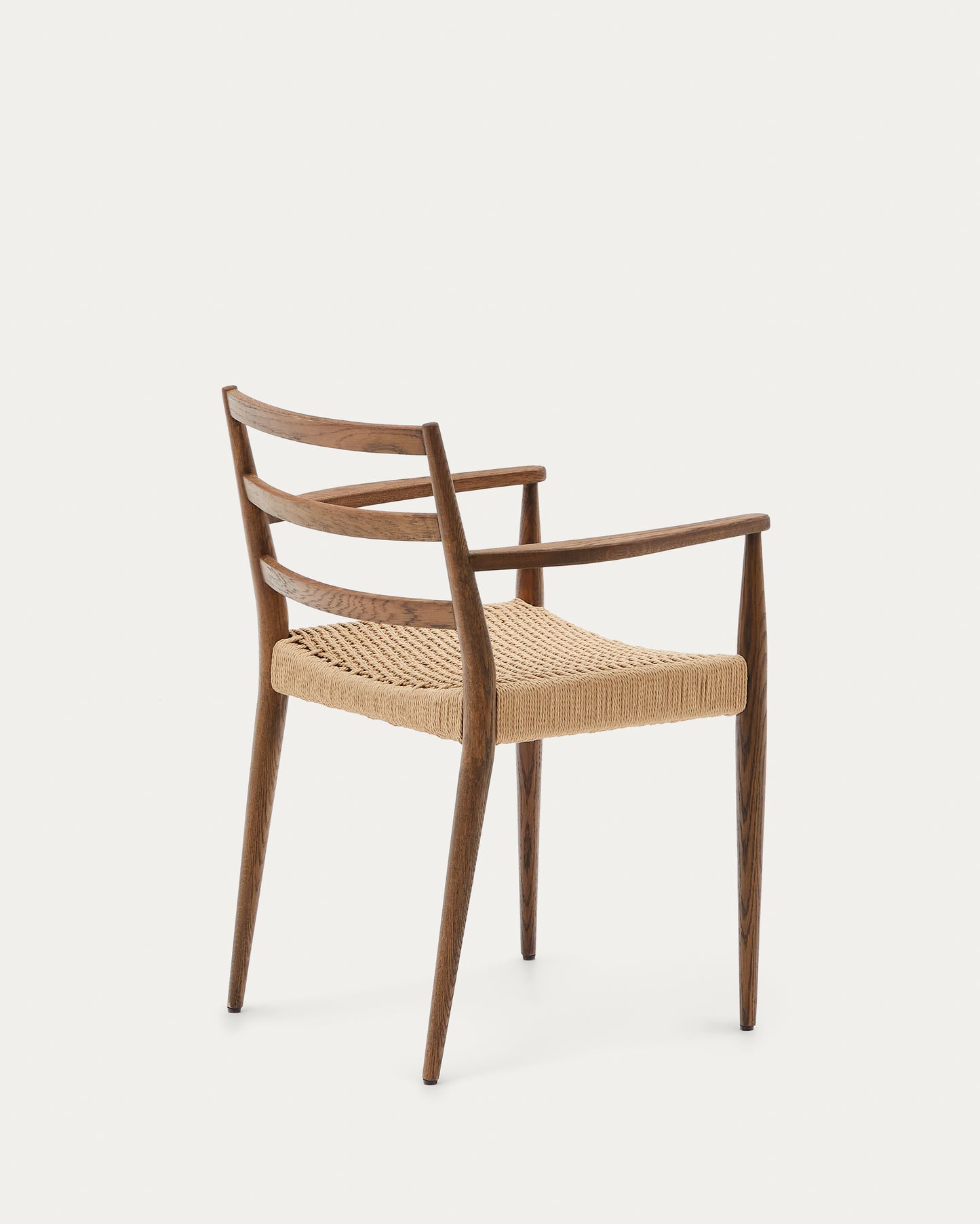 Silla Analy con reposabrazos madera maciza de roble acabado nogal asiento cuerda FSC 100%