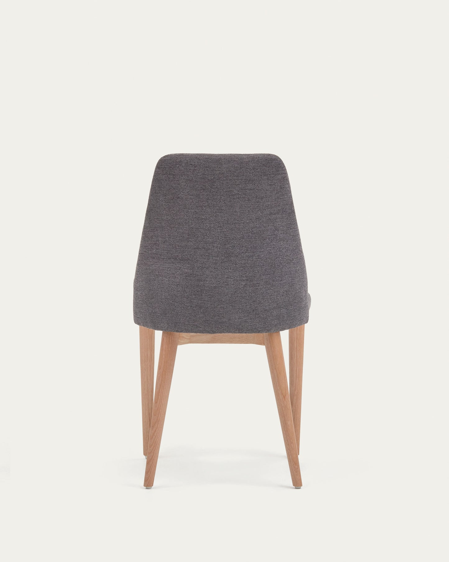 Silla Rosie de chenilla gris oscuro y patas de madera maciza de fresno con acabado natural