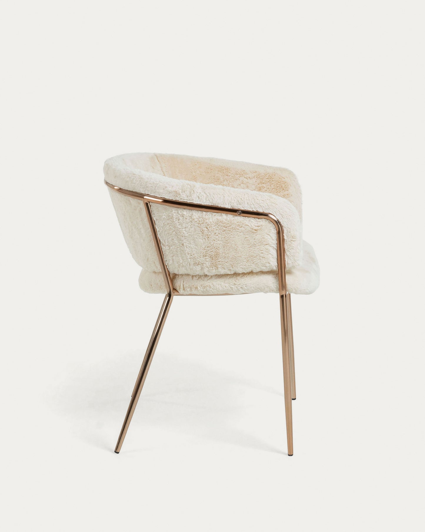 Silla Runnie de pelo blanco con patas de acero con acabado en cobre