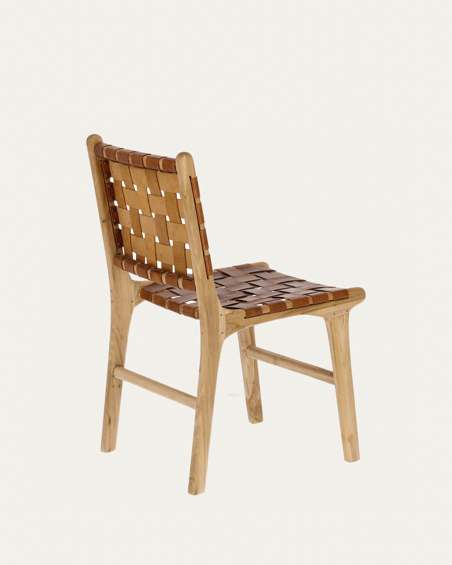 Silla Calixta de piel y madera maciza de teca con acabado natural