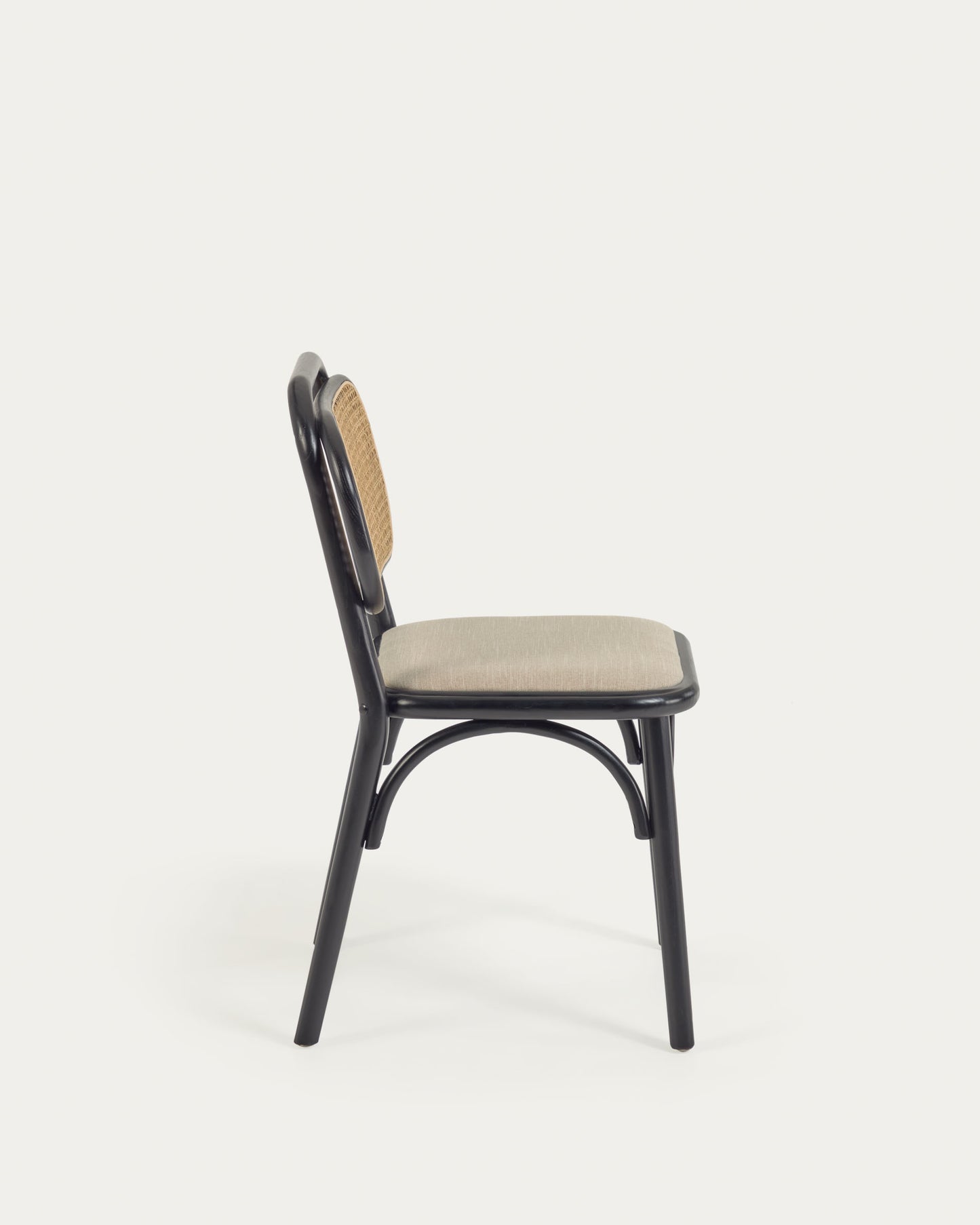 Silla Doriane de madera maciza de olmo lacado negro y asiento de tela