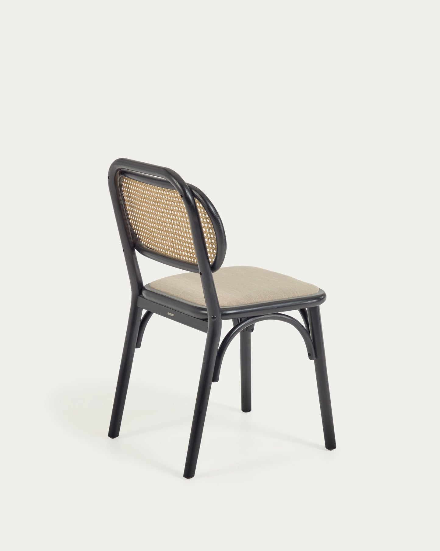 Silla Doriane de madera maciza de olmo lacado negro y asiento de tela