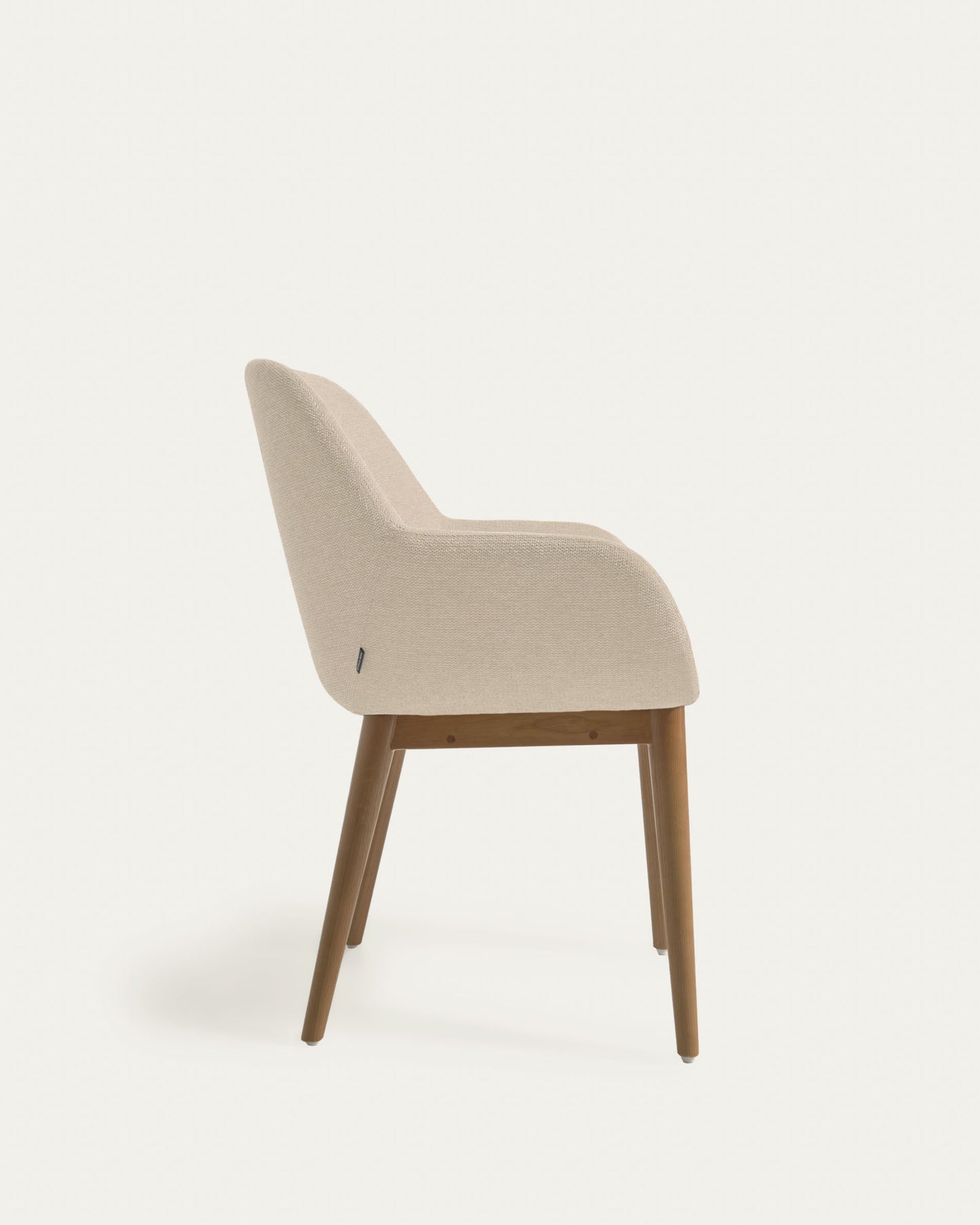 Silla Konna beige y patas de madera maciza de fresno acabado oscuro