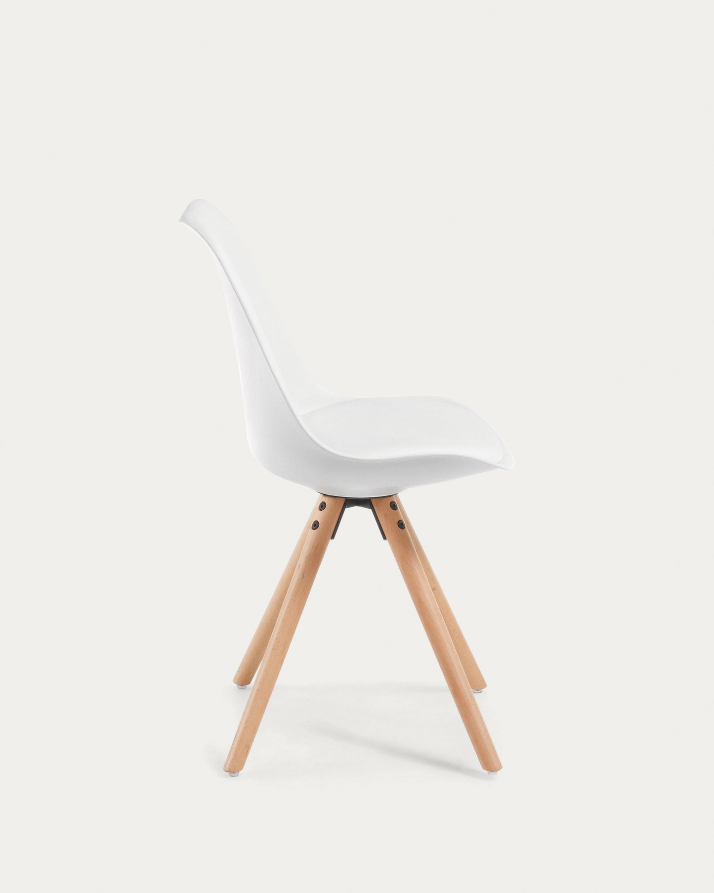 Silla Ralf blanco y patas de madera maciza de haya