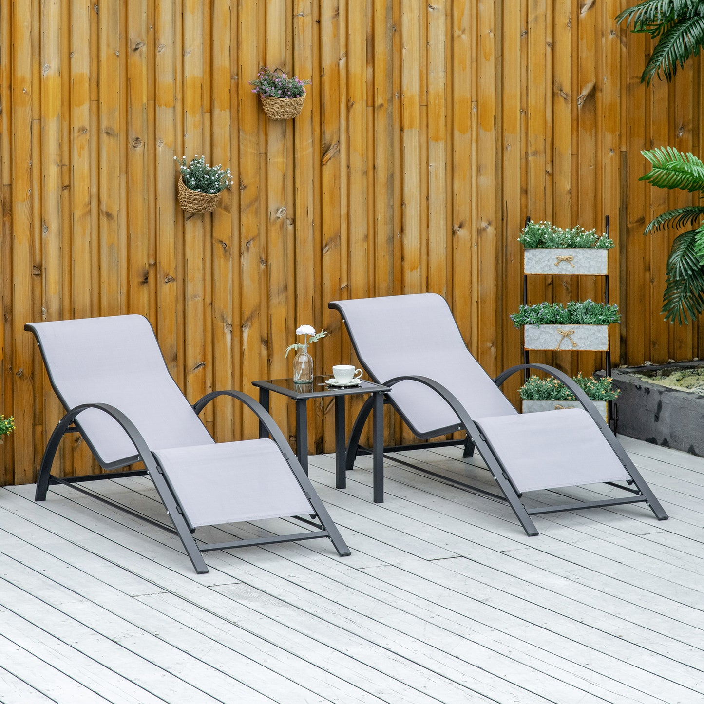 Outsunny Set de 2 Tumbonas de Jardín 59x169x66 cm con Mesa de Café 41x41x45 cm de Vidrio Templado Reposabrazos para Patio Piscina Terraza Aire Libre Gris