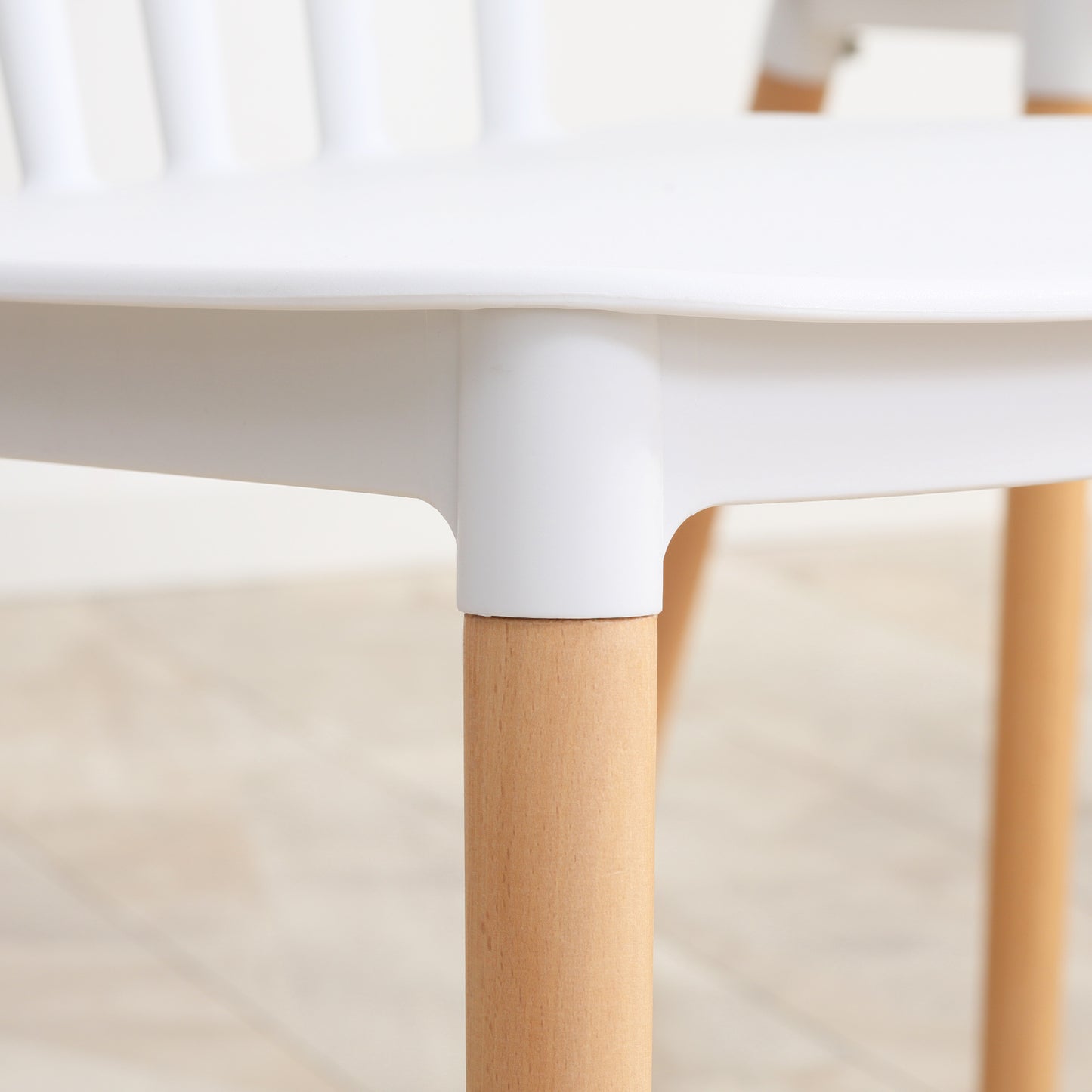 HOMCOM Juego de 4 Sillas de Comedor Estilo Nórdico Sillas de Cocina con Respaldo Alto Asiento de Polipropileno y Patas de Madera de Haya Carga 120 kg 48x52,5x83 cm Blanco