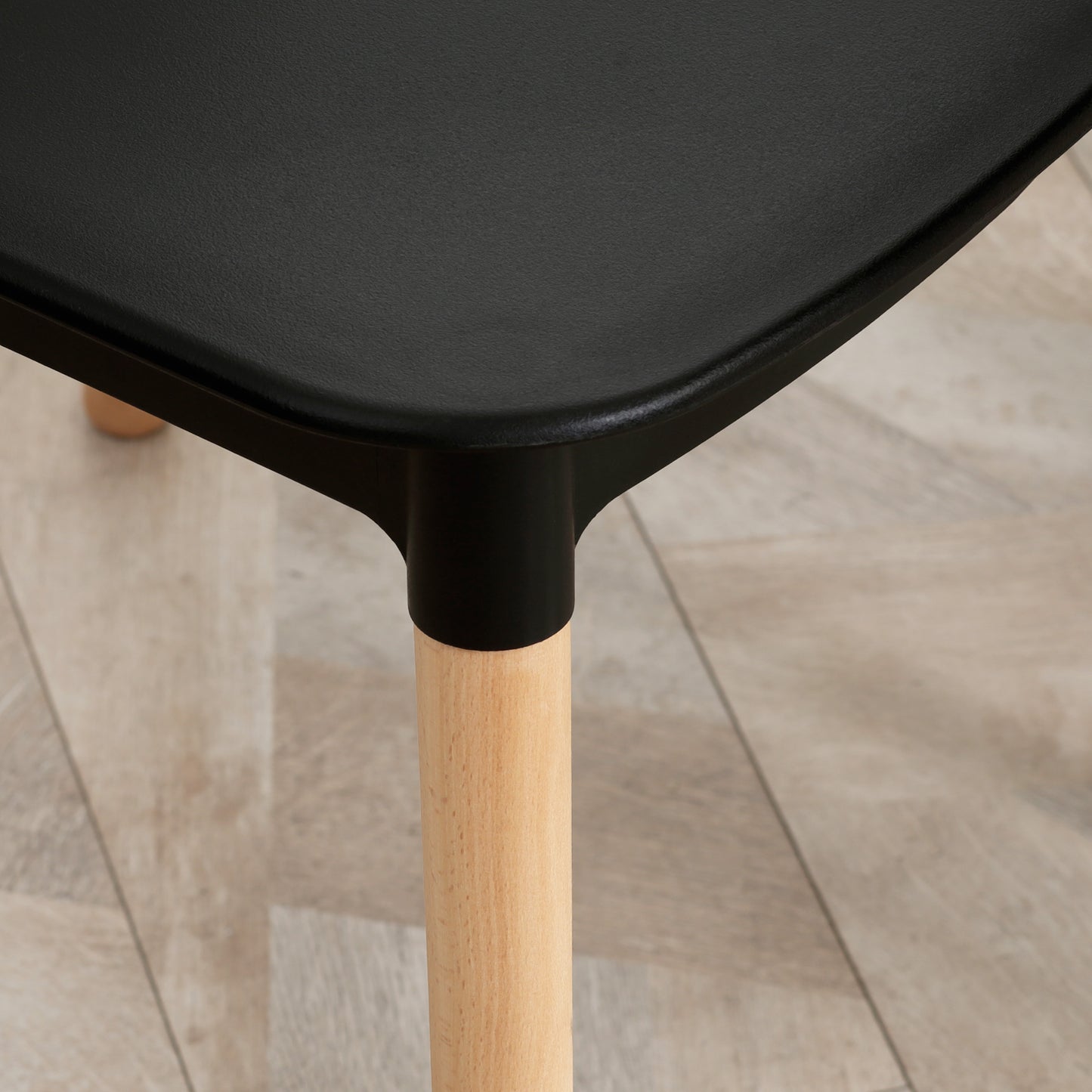 HOMCOM Juego de 4 Sillas de Comedor Estilo Nórdico Sillas de Cocina con Respaldo Alto Asiento de Polipropileno y Patas de Madera de Haya Carga 120 kg 48x52,5x83 cm Negro