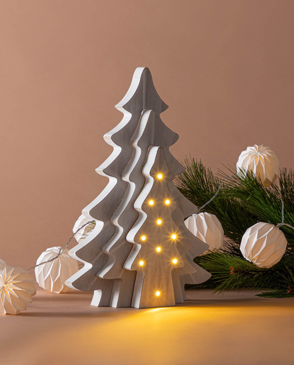Árbol de Navidad con luces LED de Madera Pinos Blanco - The Masie
