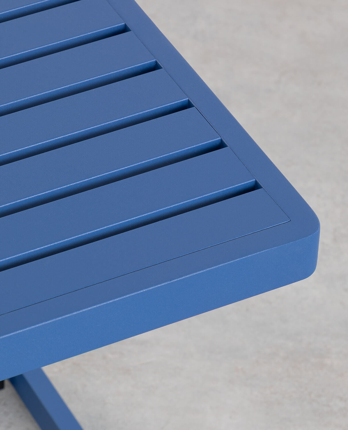 Mesa Auxiliar de Aluminio (40x40) Kreta Colours Azul Sapphire - The Masie