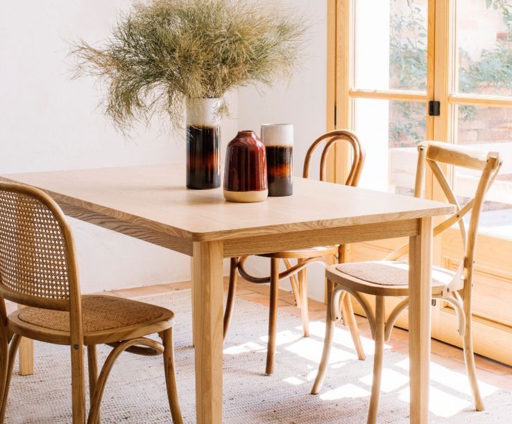 Mesa de comedor clásica de madera beige - Andrea House