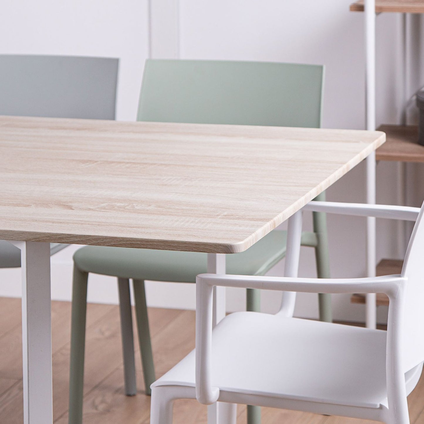 Mesa de comedor rectangular 150 en madera color natural con pata blanca Even -  Klast
