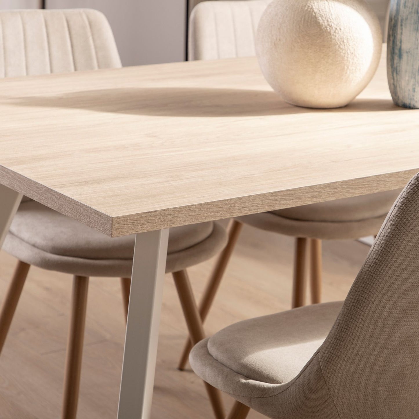 Mesa de comedor rectangular 160 en madera color natural con pata blanca Laina -  Klast