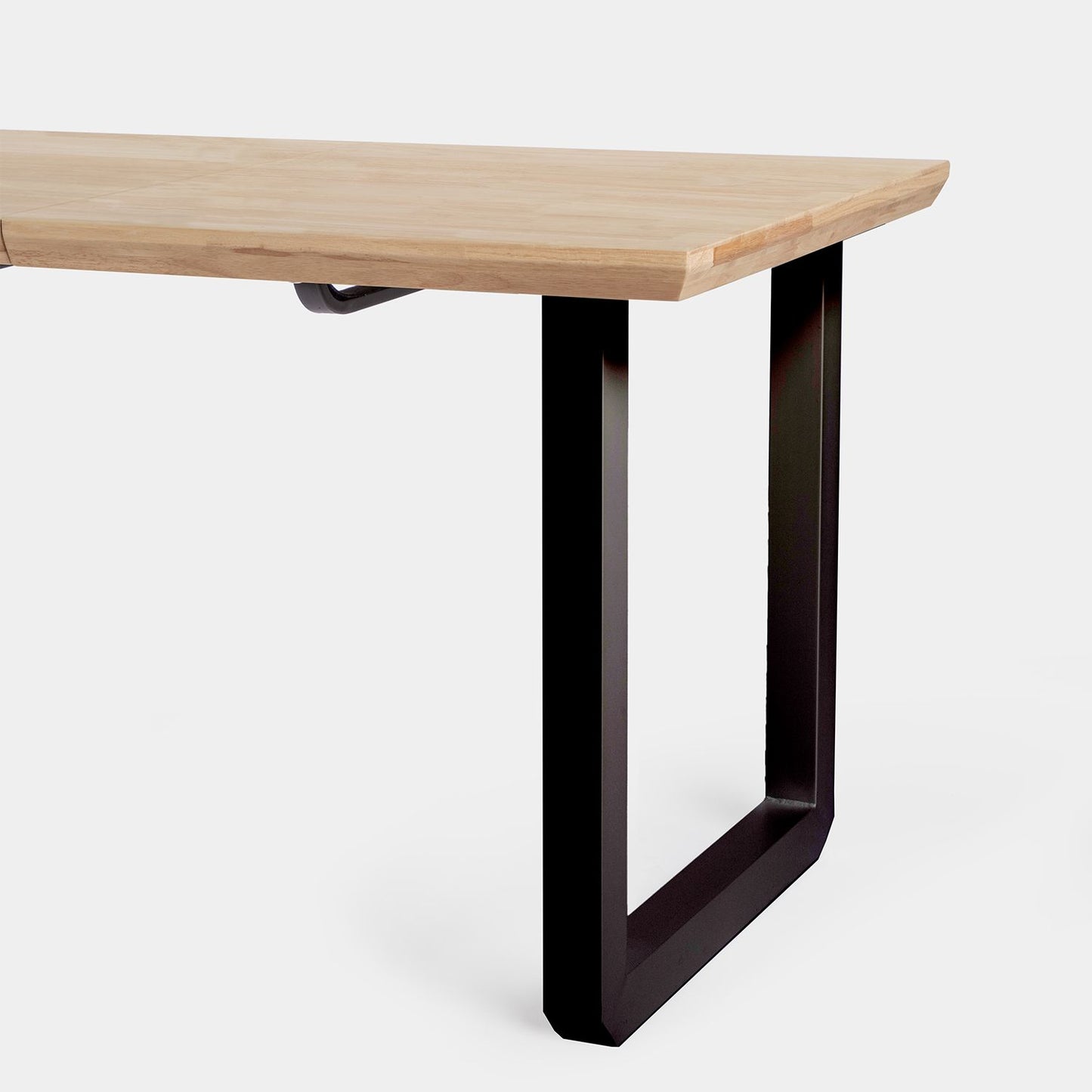Mesa de comedor rectangular extensible 140/180/220 en madera de roble con pata negra Conor -  Klast