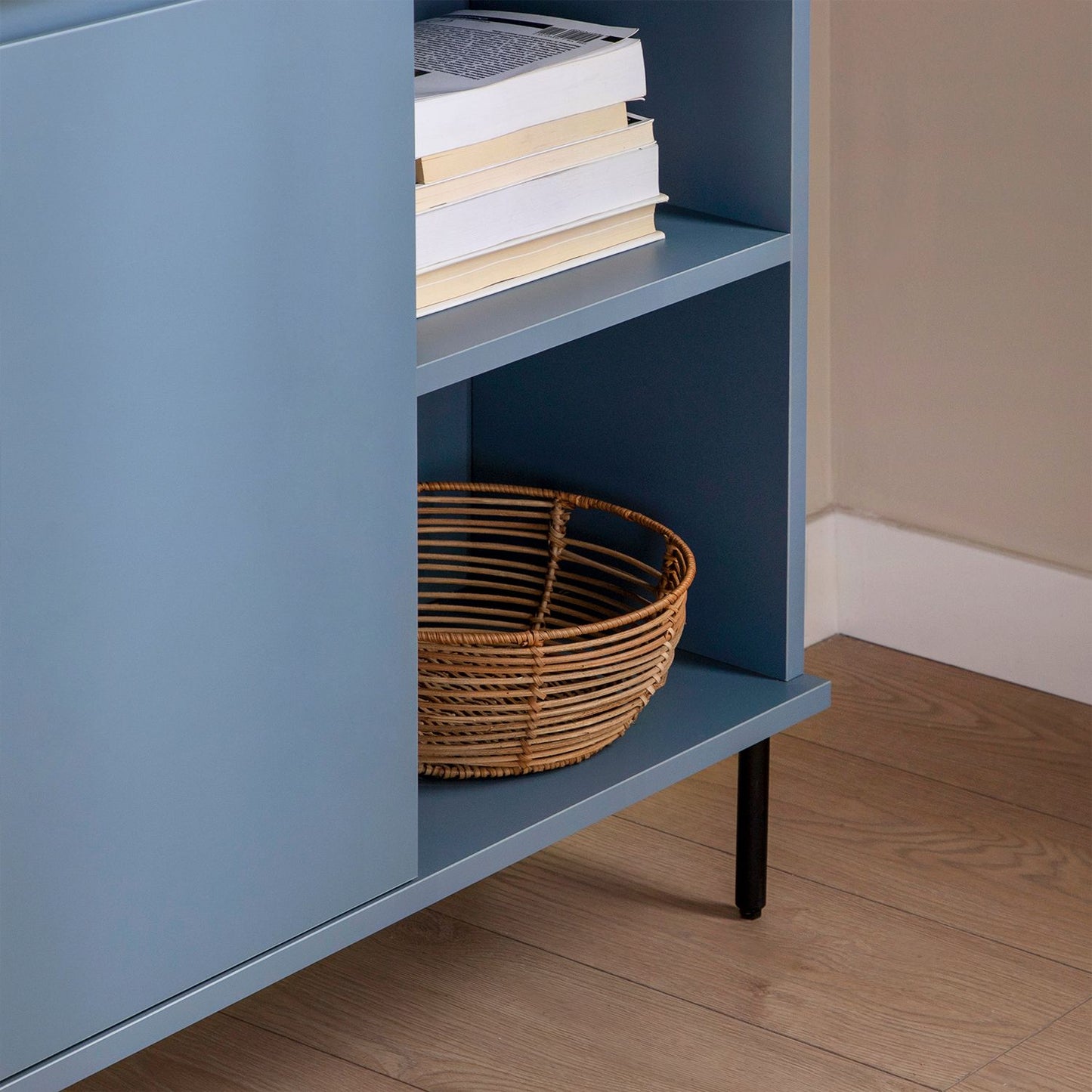 Mueble recibidor con puerta en madera color azul Esben -  Klast