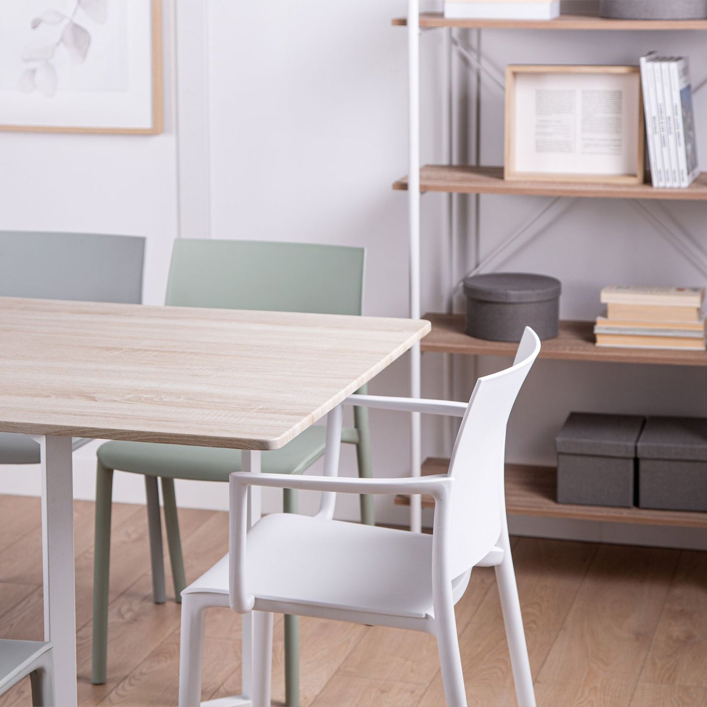 Silla de comedor con reposabrazos en polipropileno blanco Jeven -  Klast