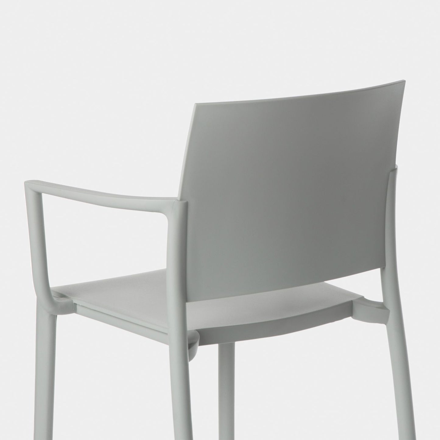 Silla de comedor con reposabrazos en polipropileno gris Jeven -  Klast