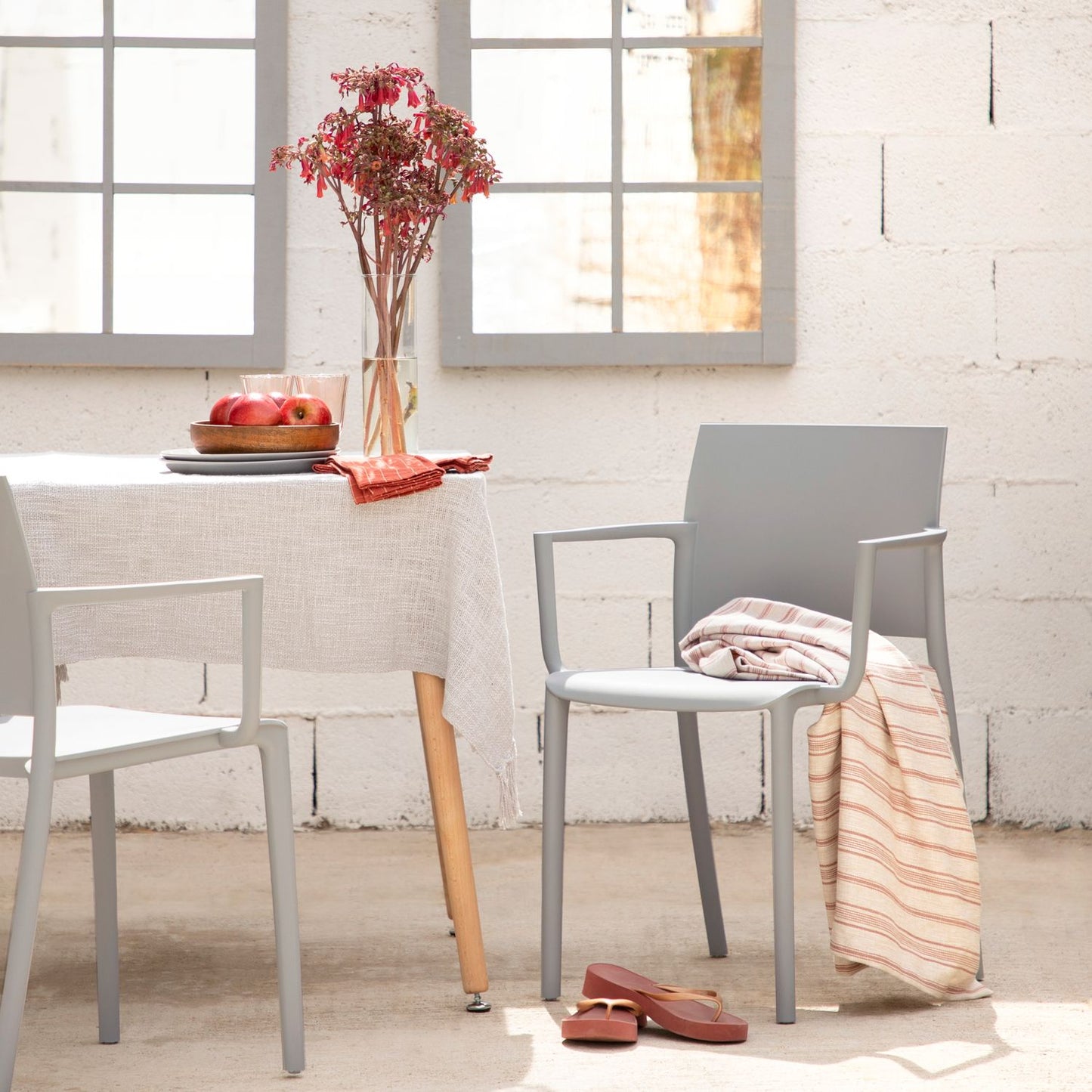 Silla de comedor con reposabrazos en polipropileno gris Jeven -  Klast